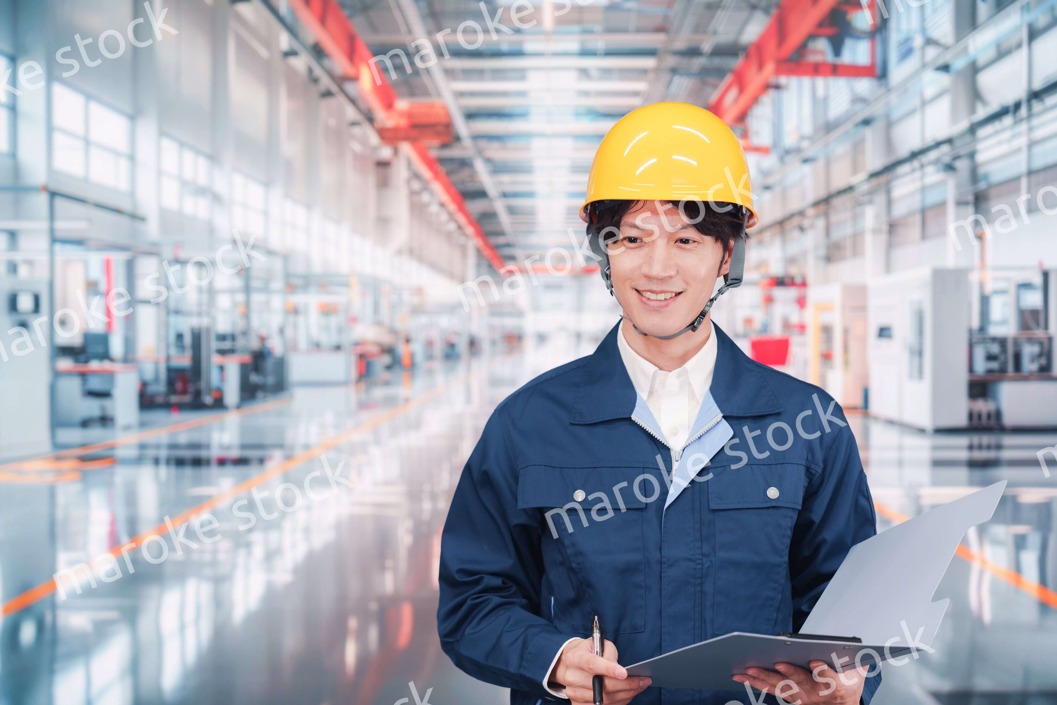 最先端の工場で働く若い男性スタッフ