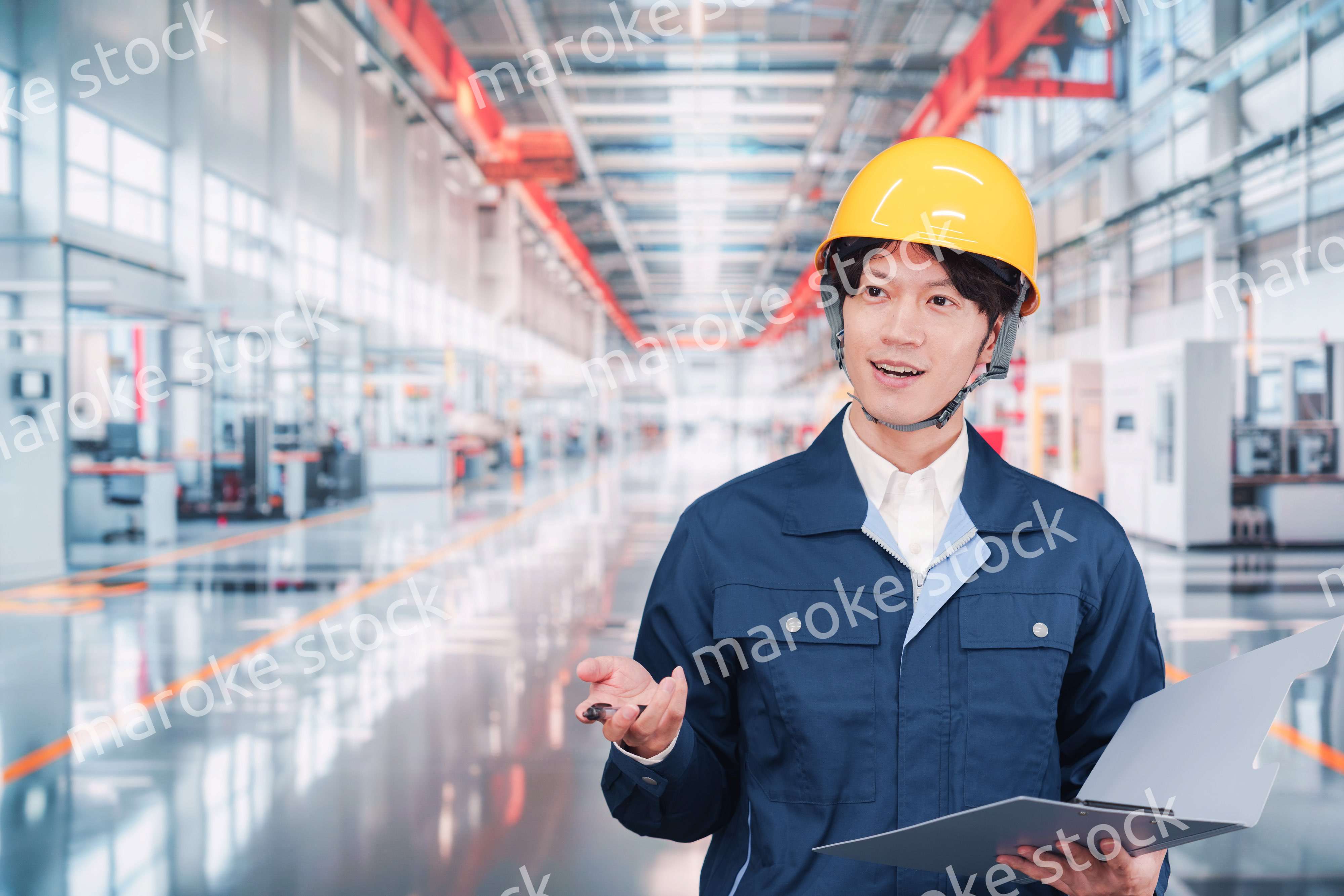 最先端の工場で働く若い男性スタッフ