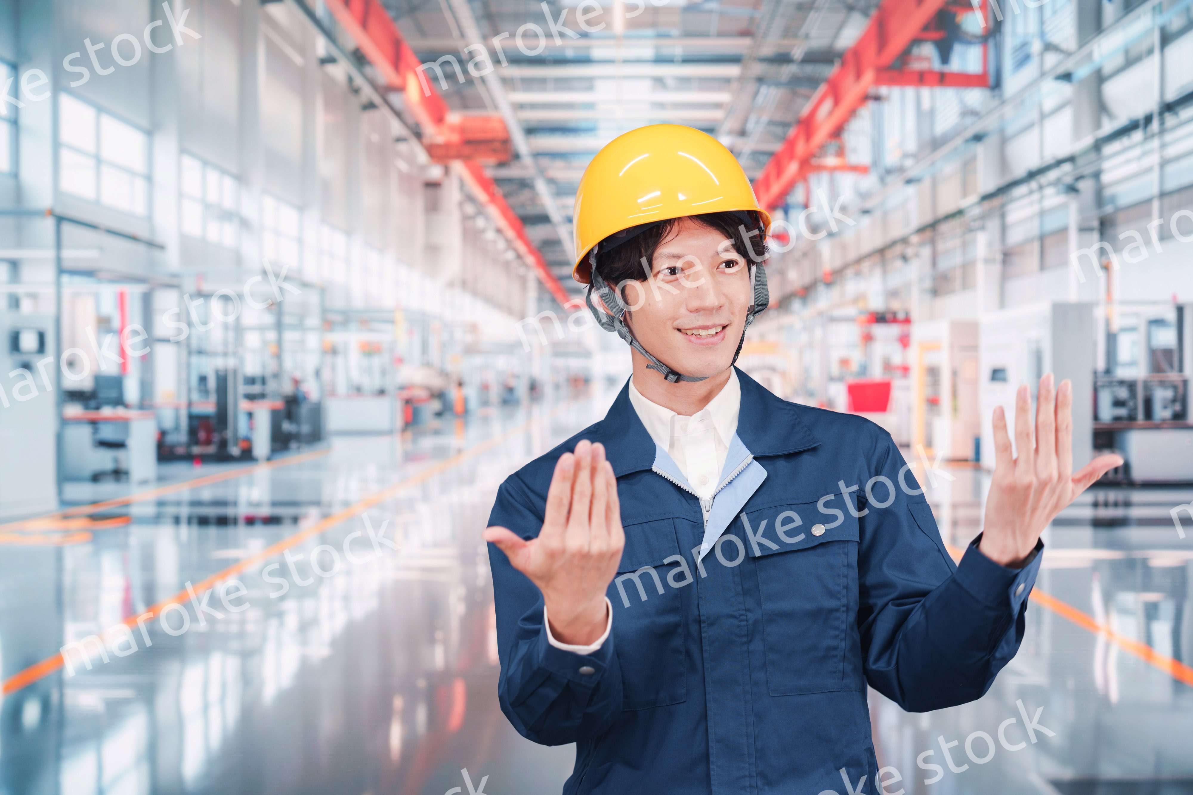 最先端の工場で働く若い男性スタッフ