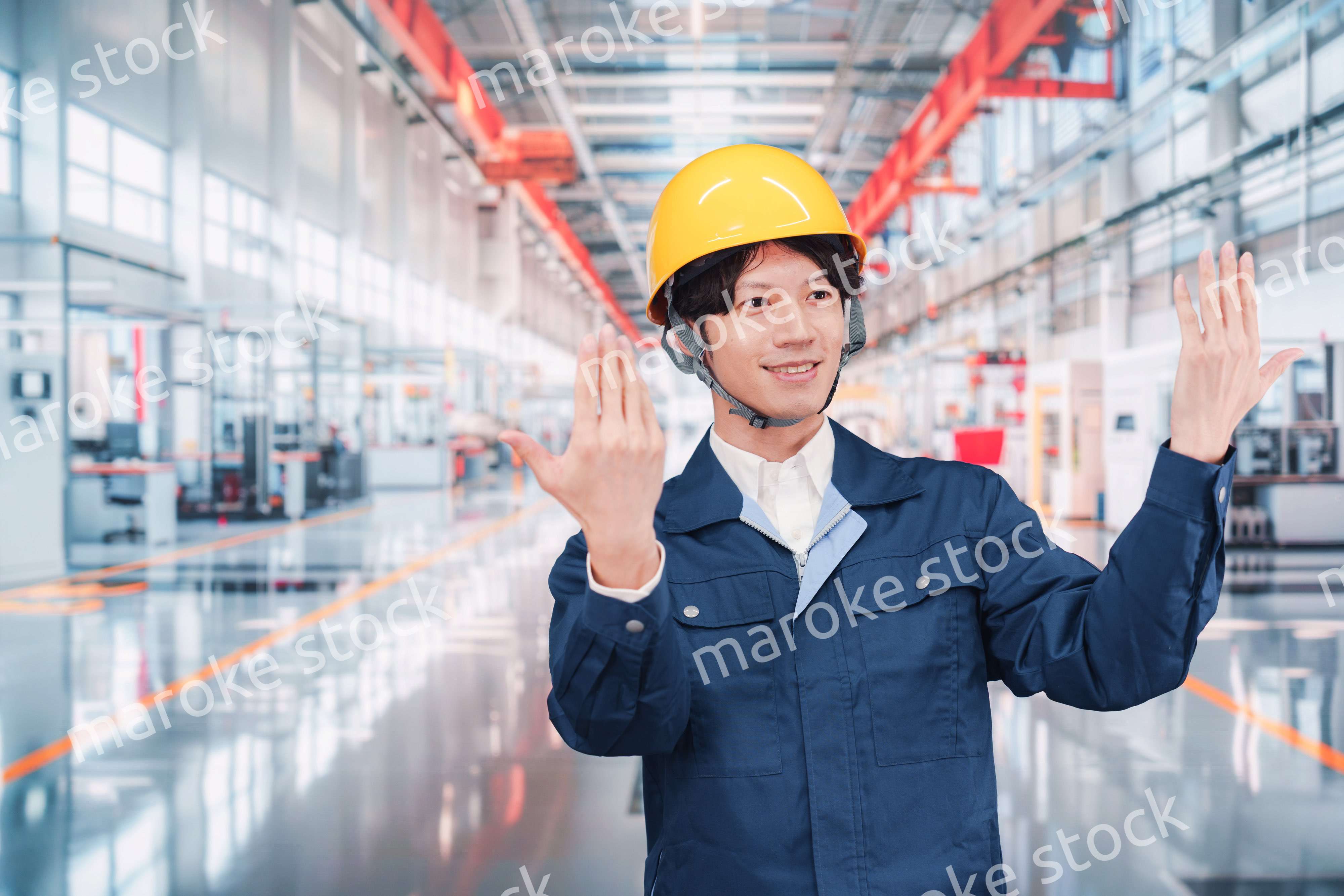 最先端の工場で働く若い男性スタッフ