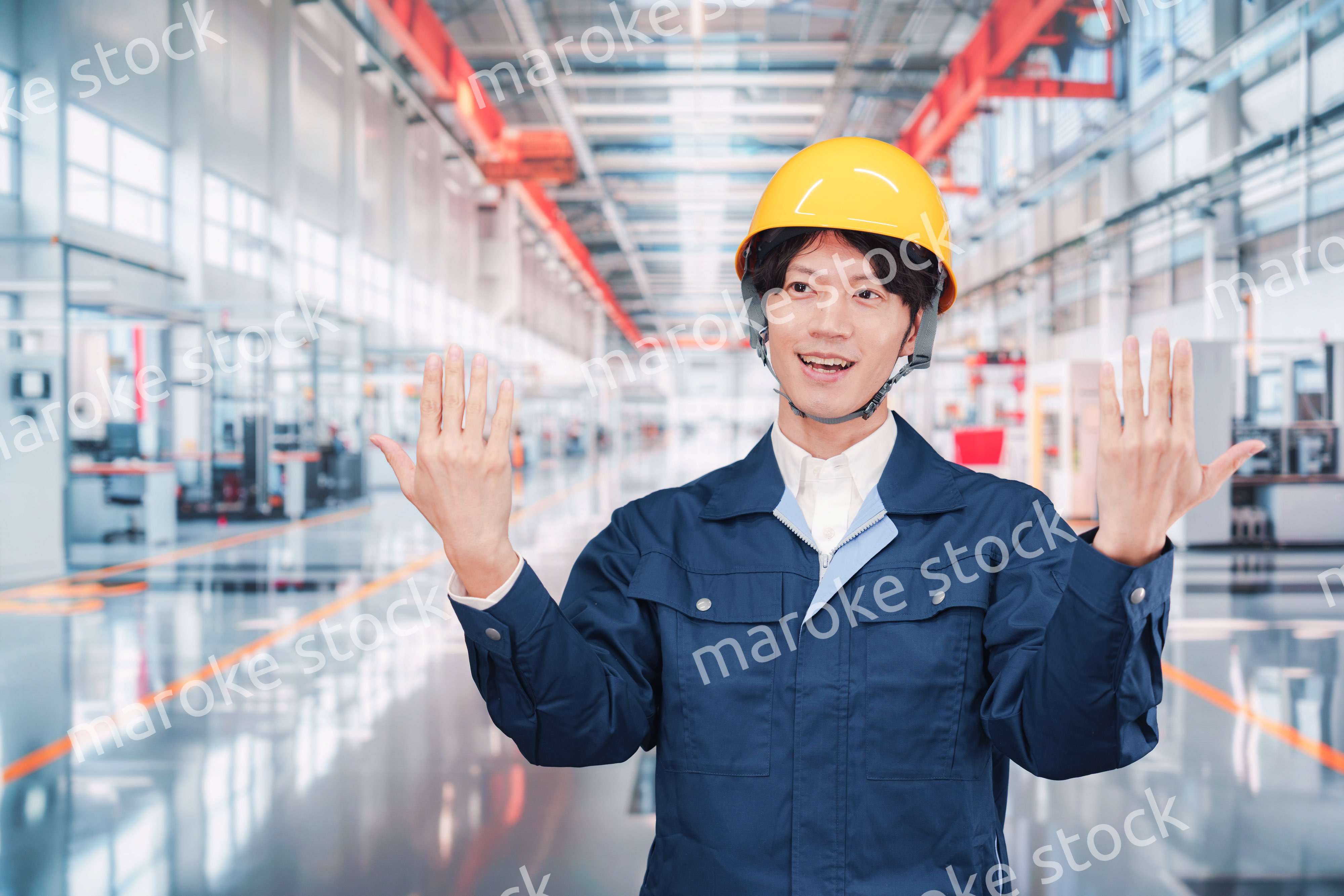 最先端の工場で働く若い男性スタッフ