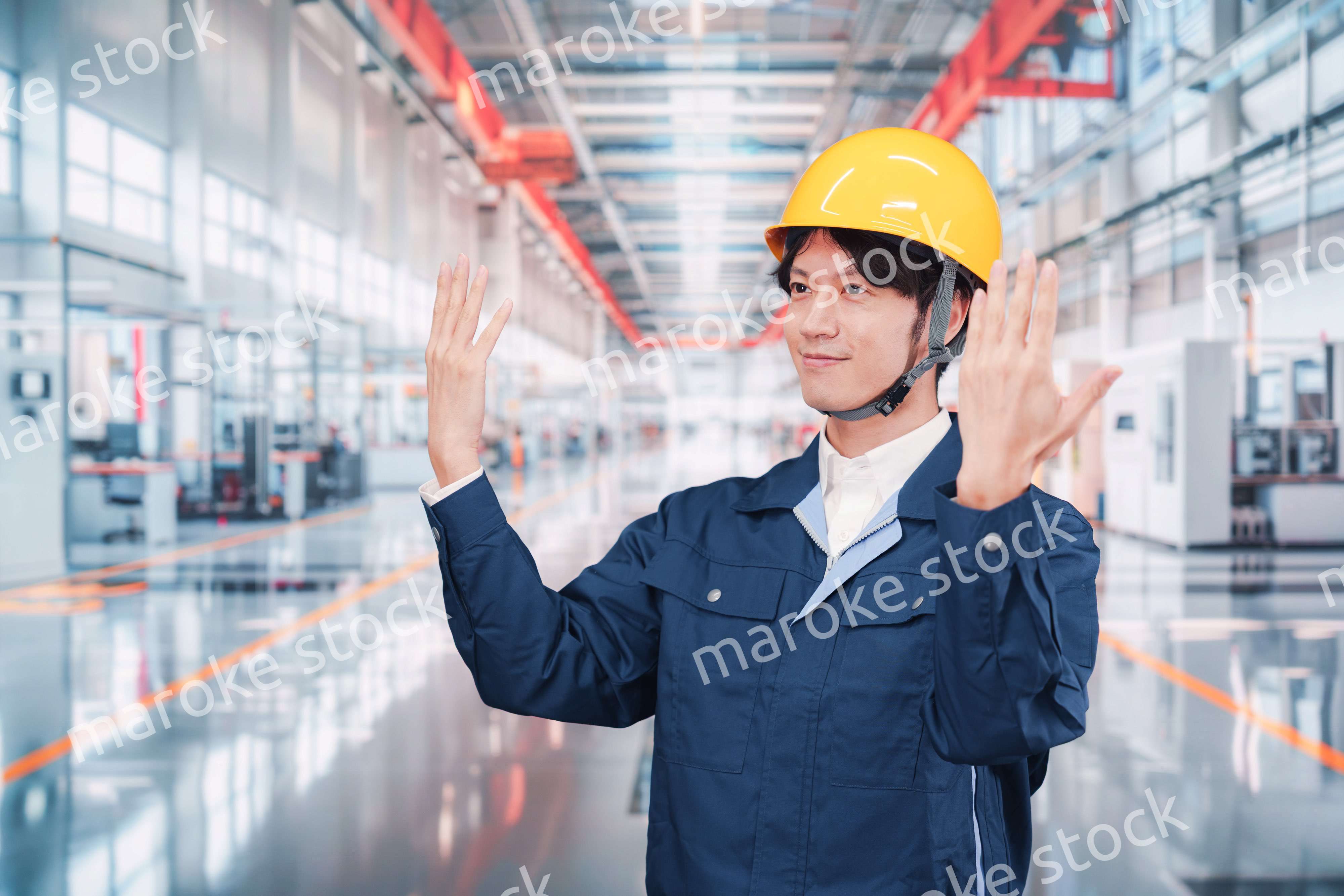 最先端の工場で働く若い男性スタッフ