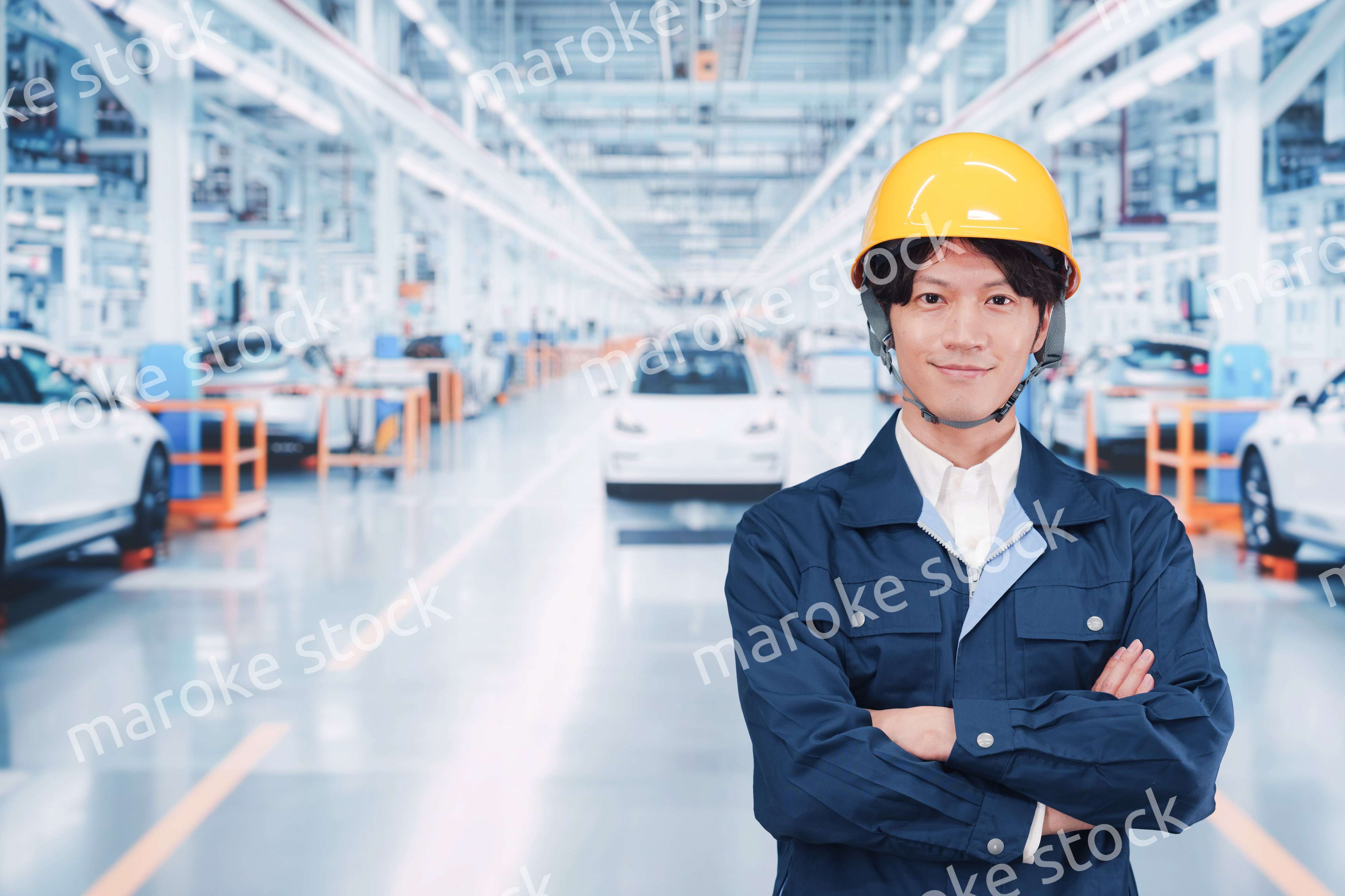 自動車工場で働く若い男性