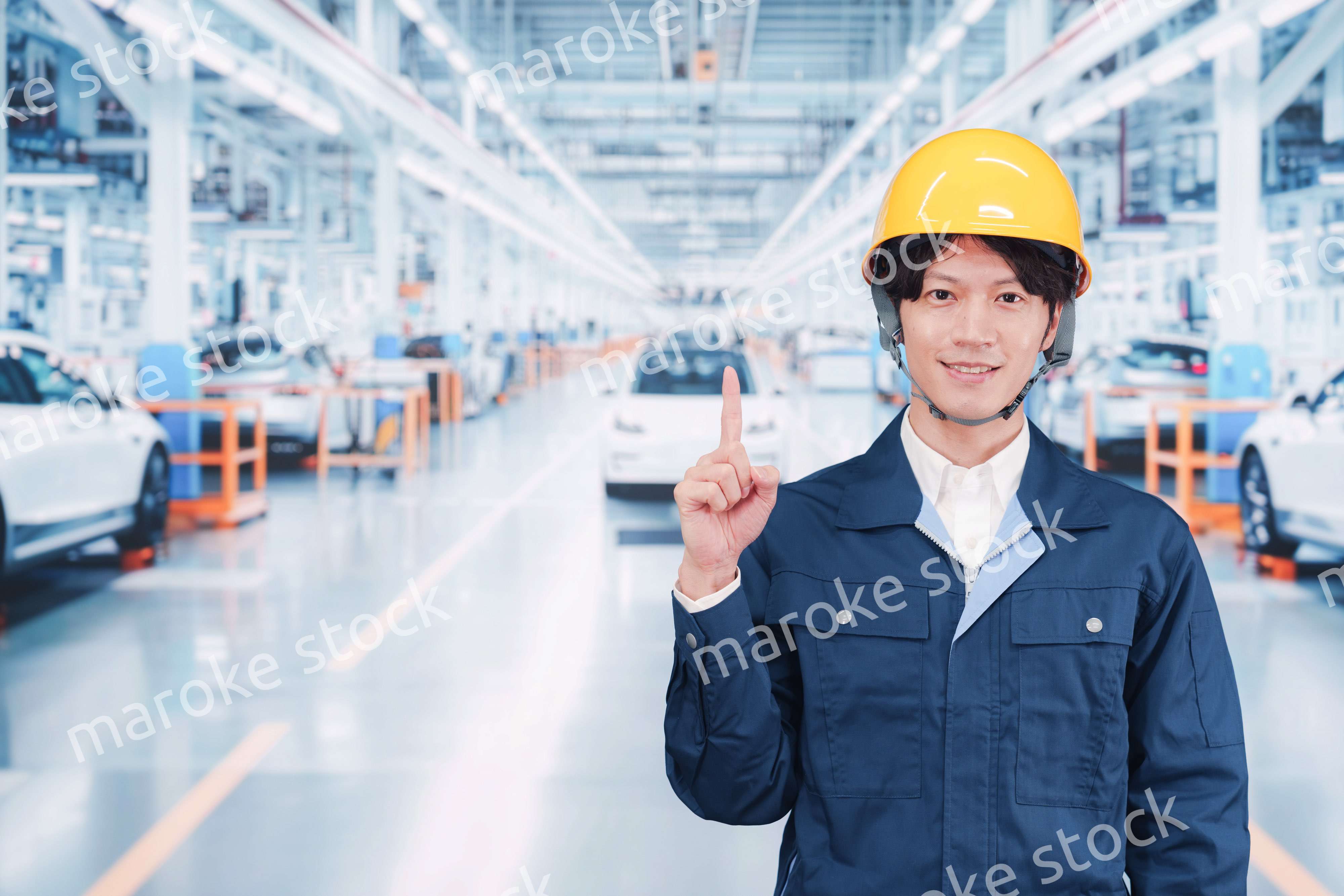 自動車工場で働く若い男性