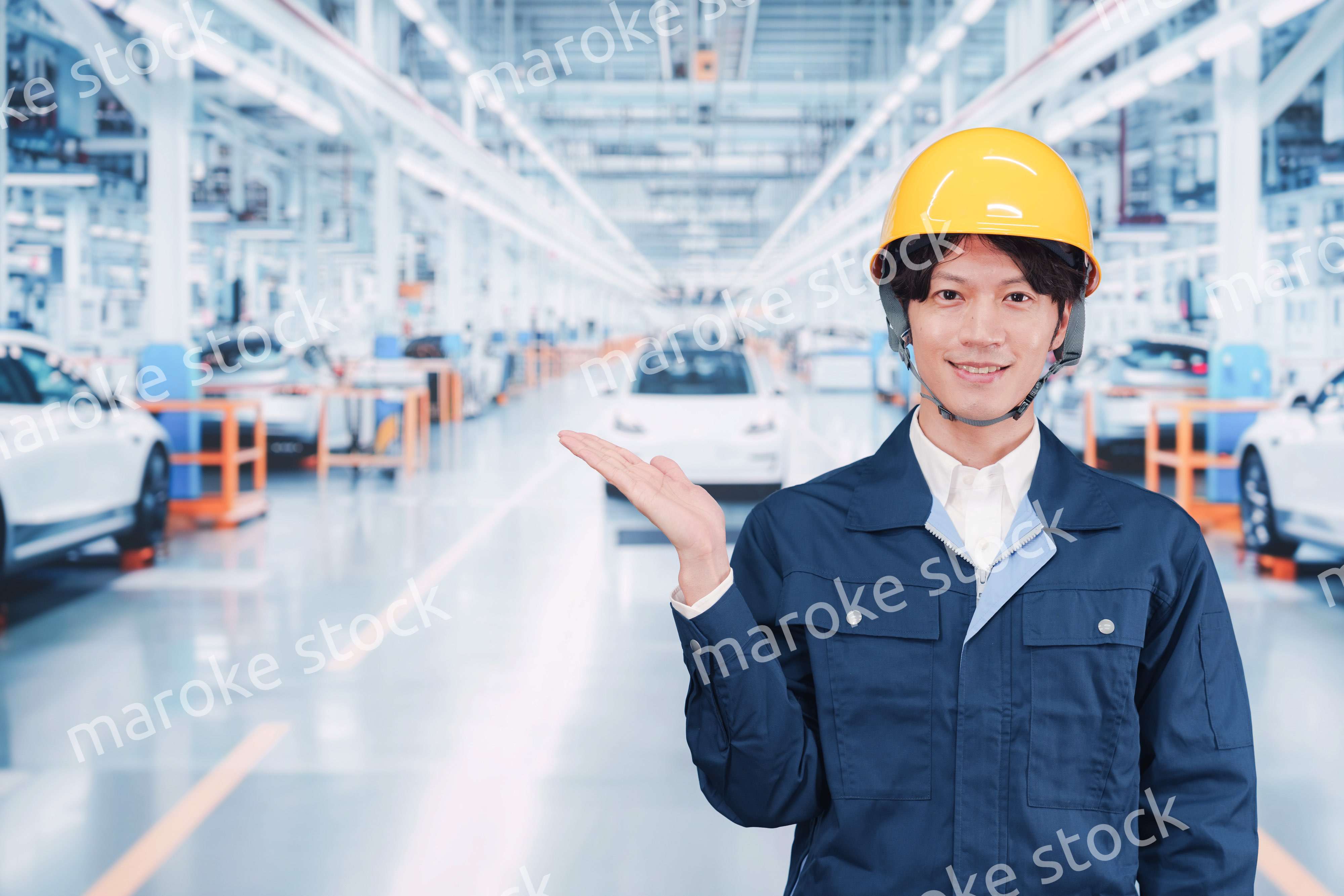 自動車工場で働く若い男性