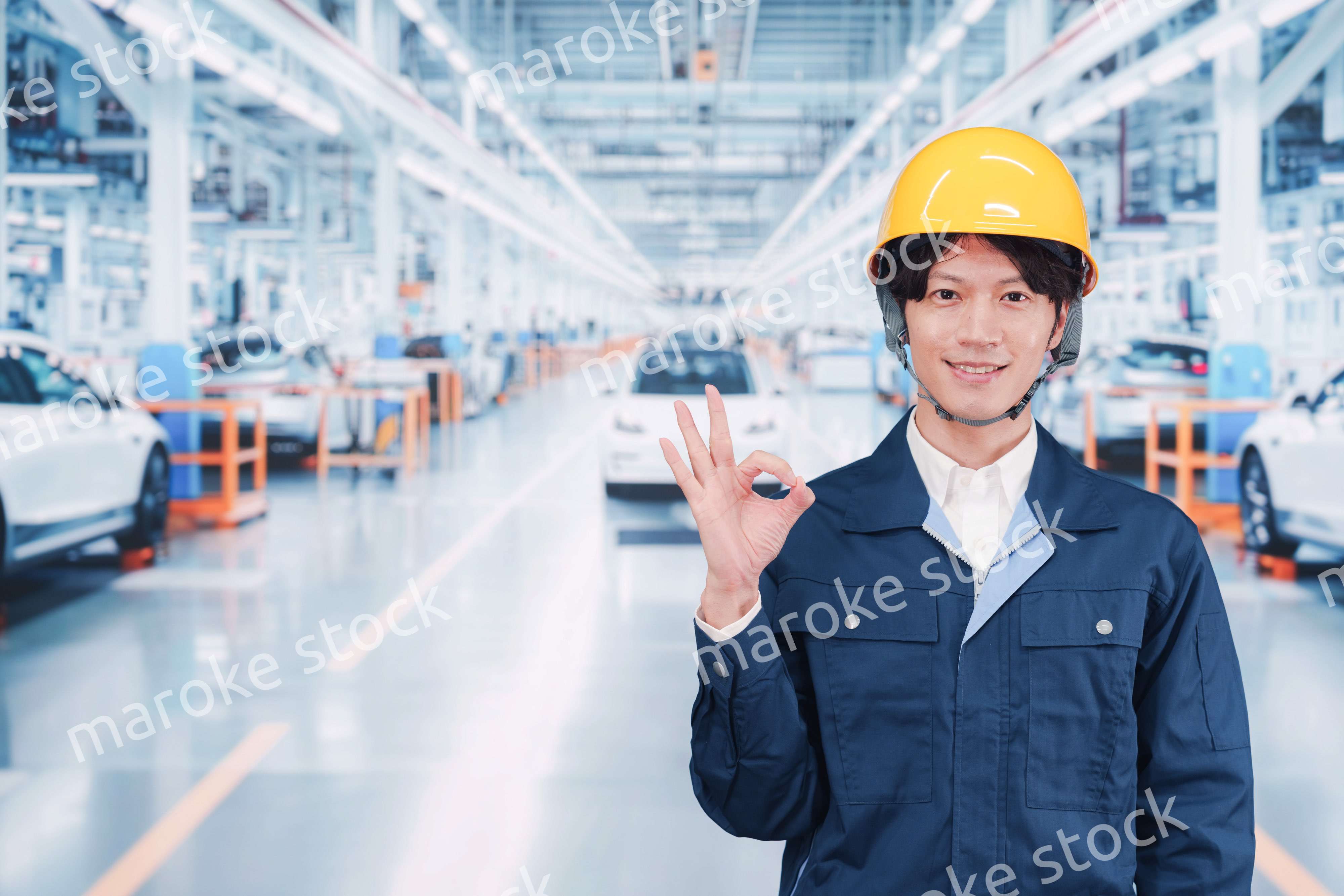 自動車工場で働く若い男性