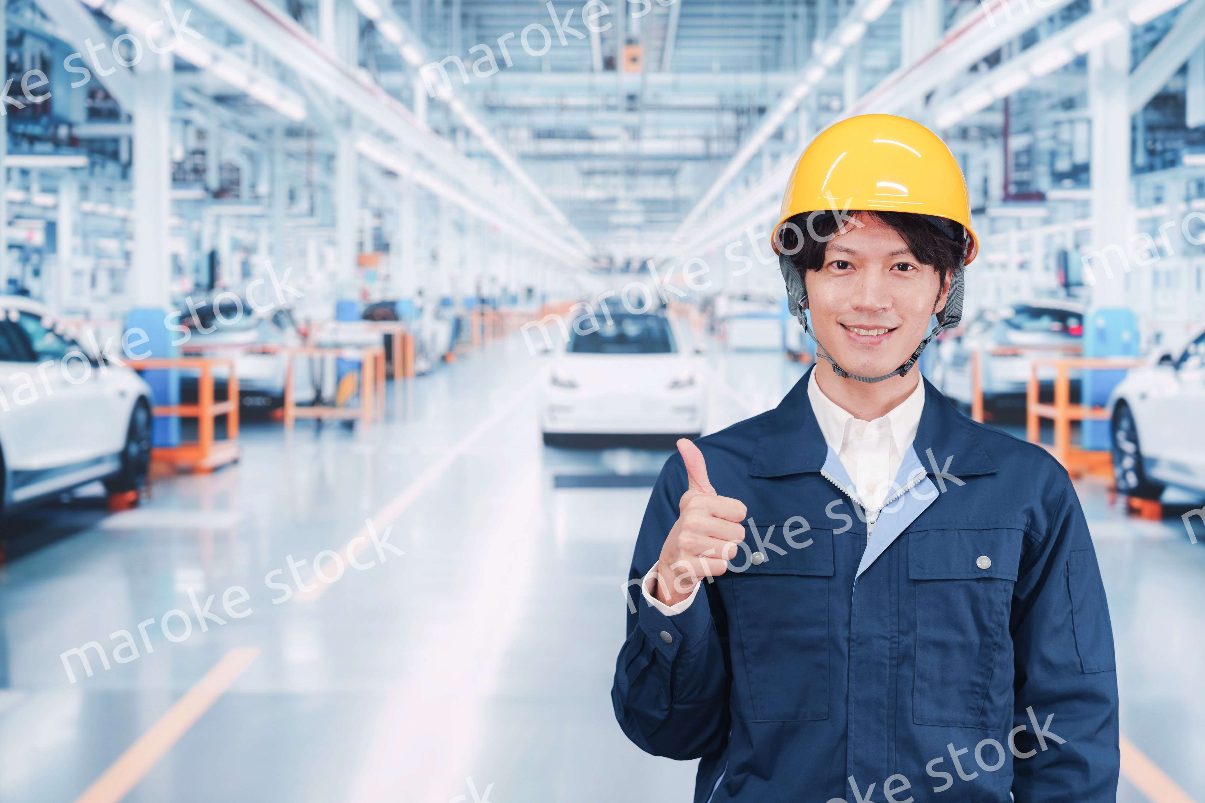 自動車工場で働く若い男性