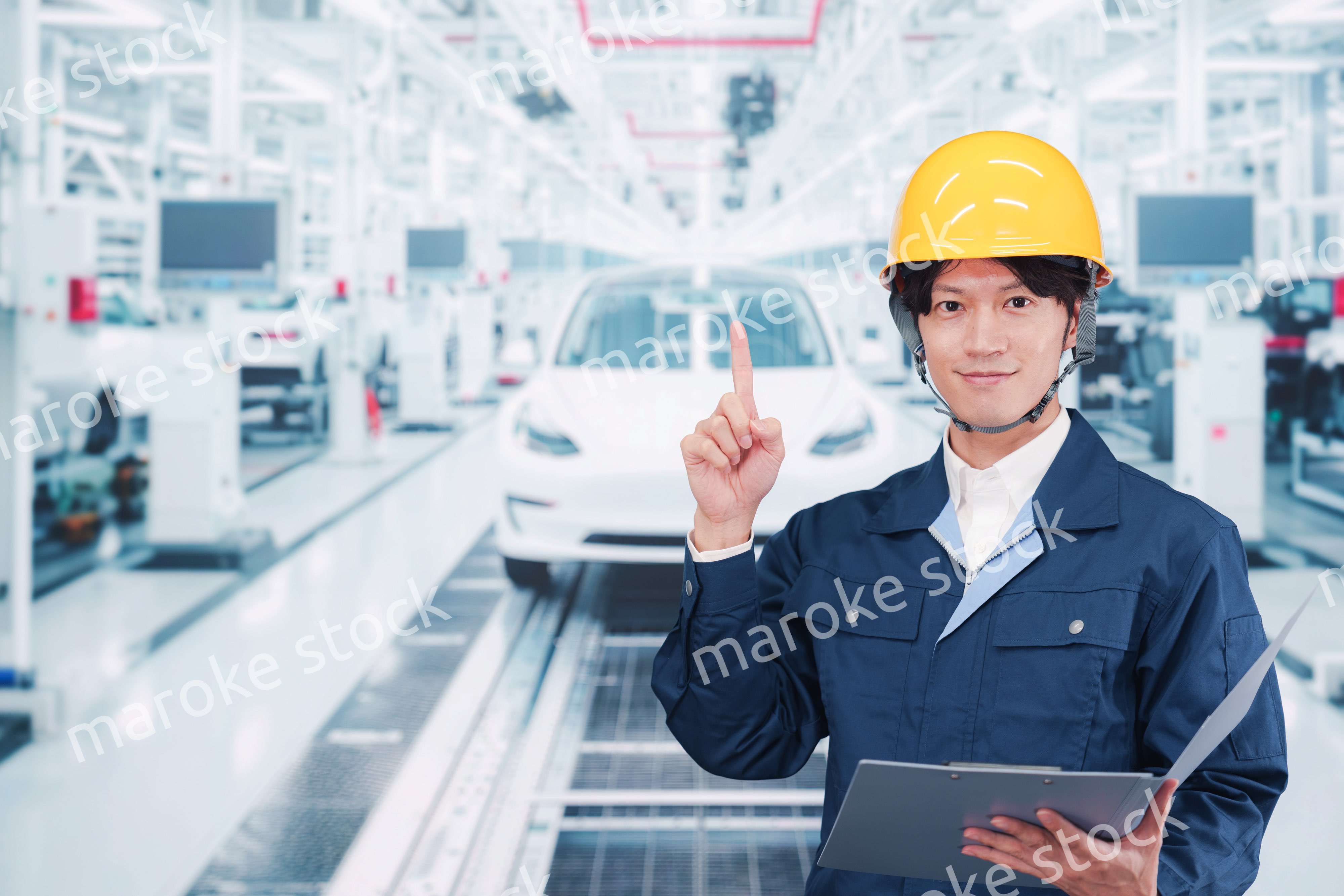 自動車工場で働く若い男性