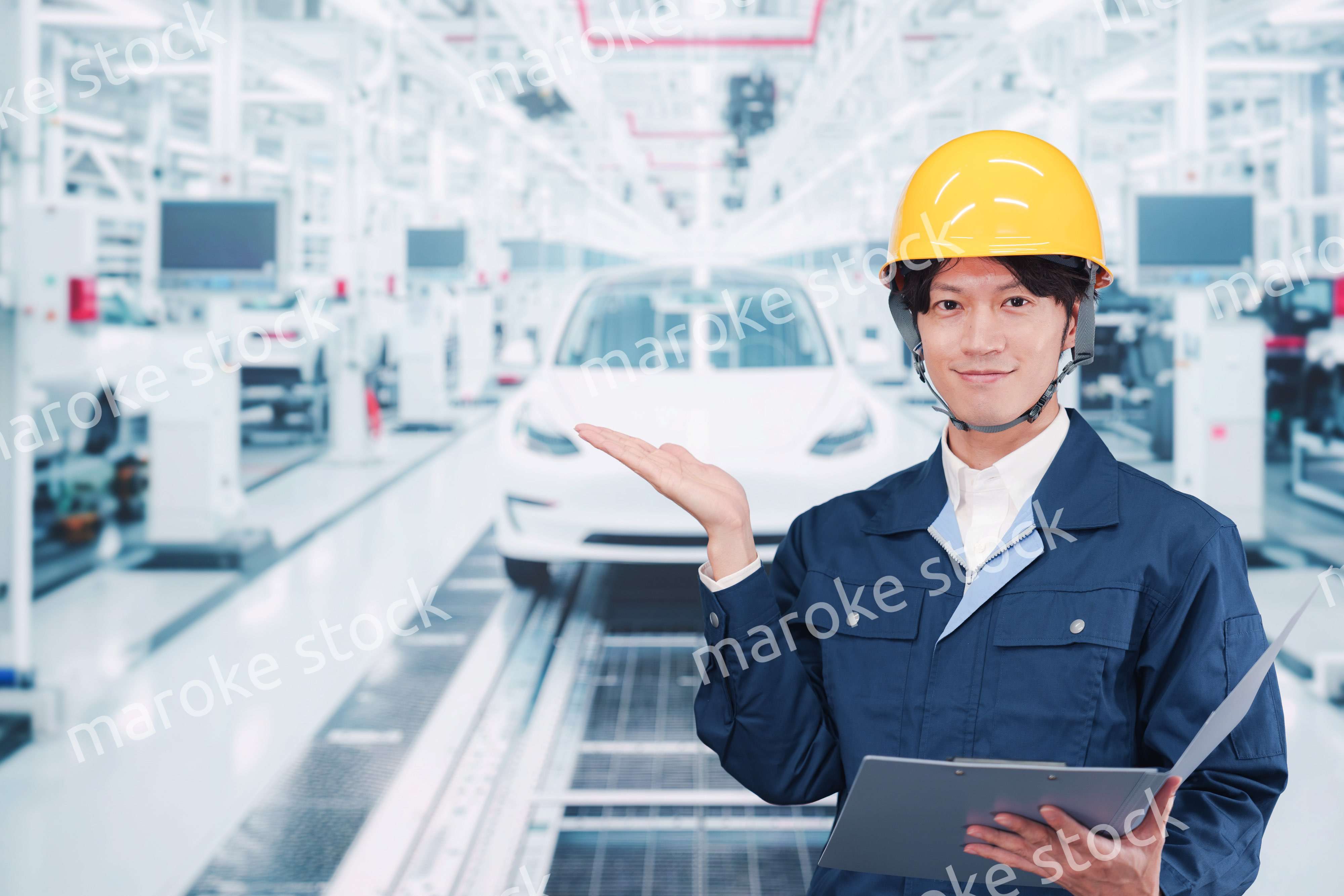 自動車工場で働く若い男性