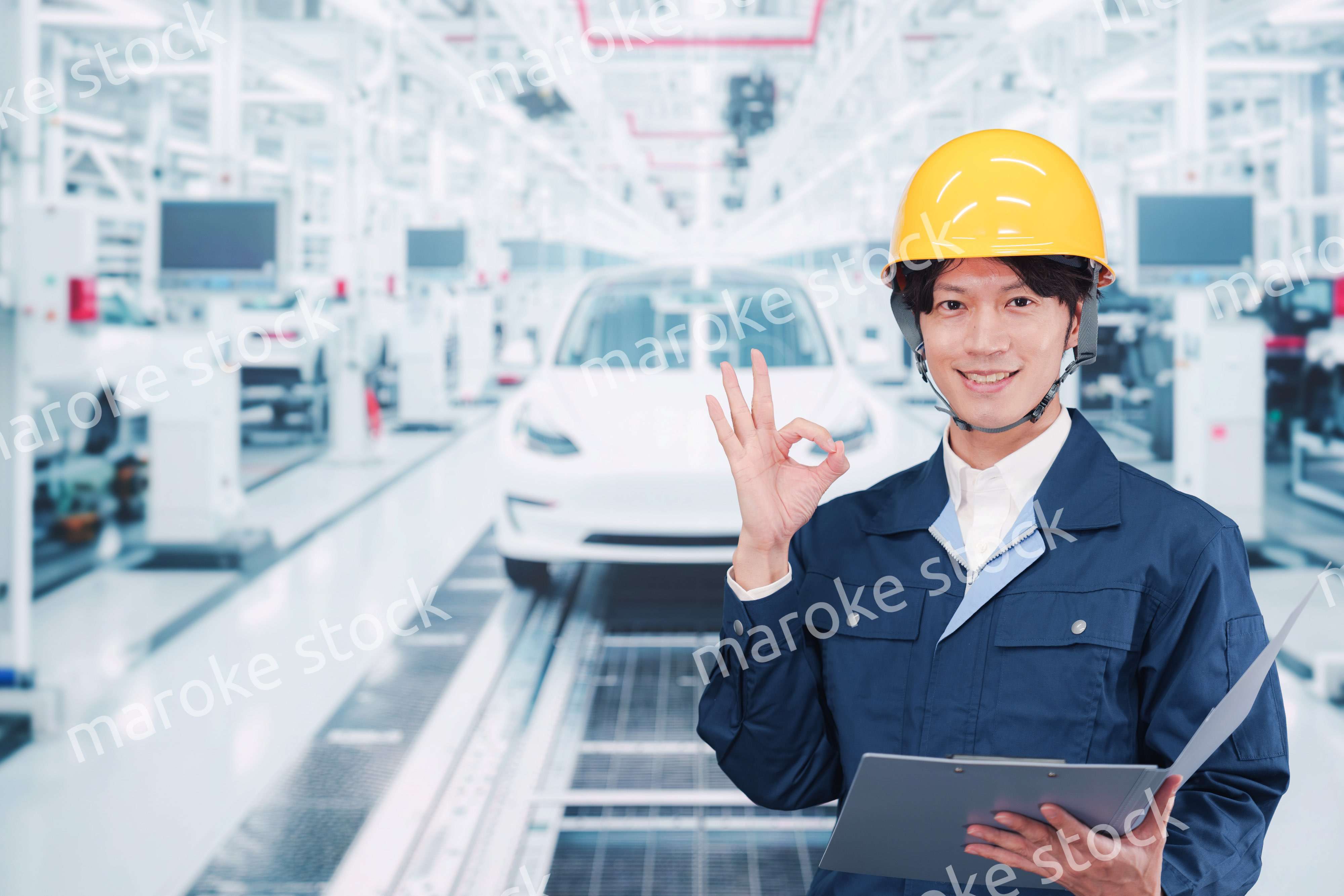 自動車工場で働く若い男性