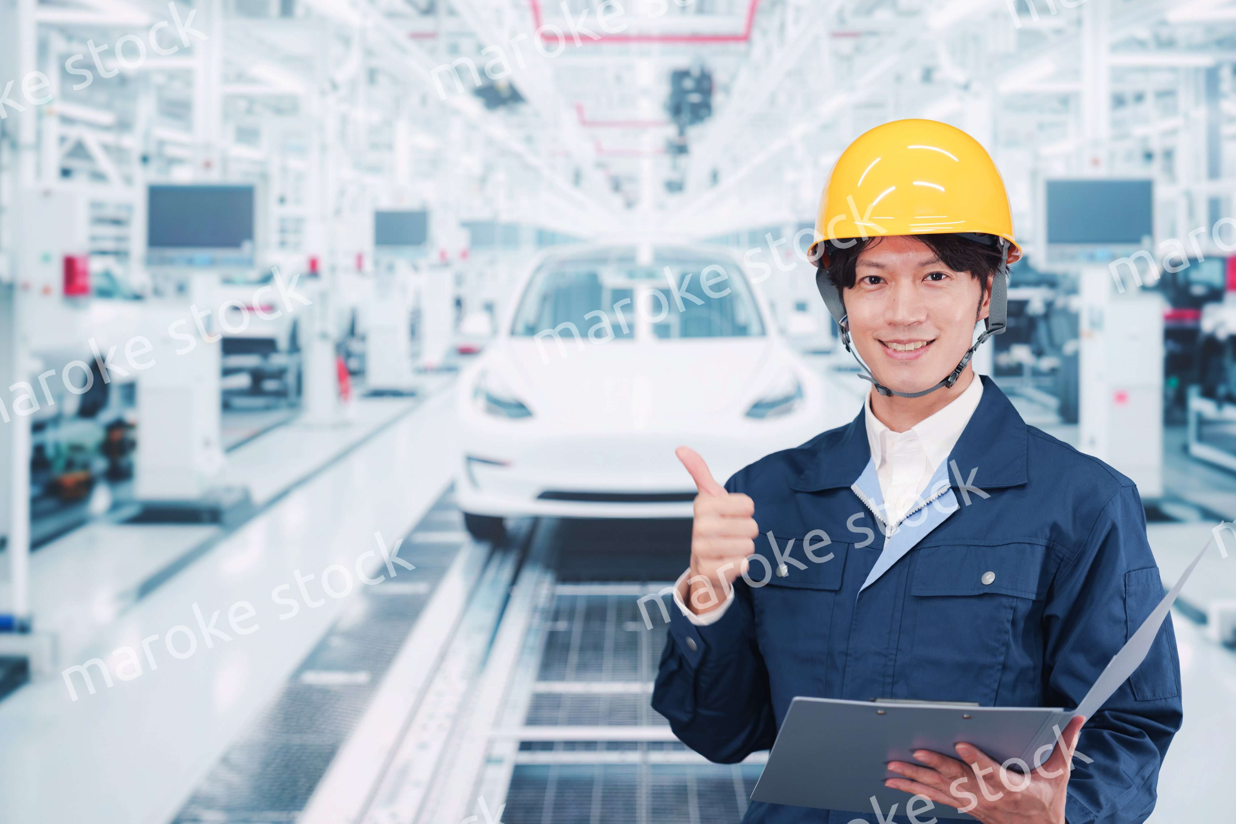 自動車工場で働く若い男性