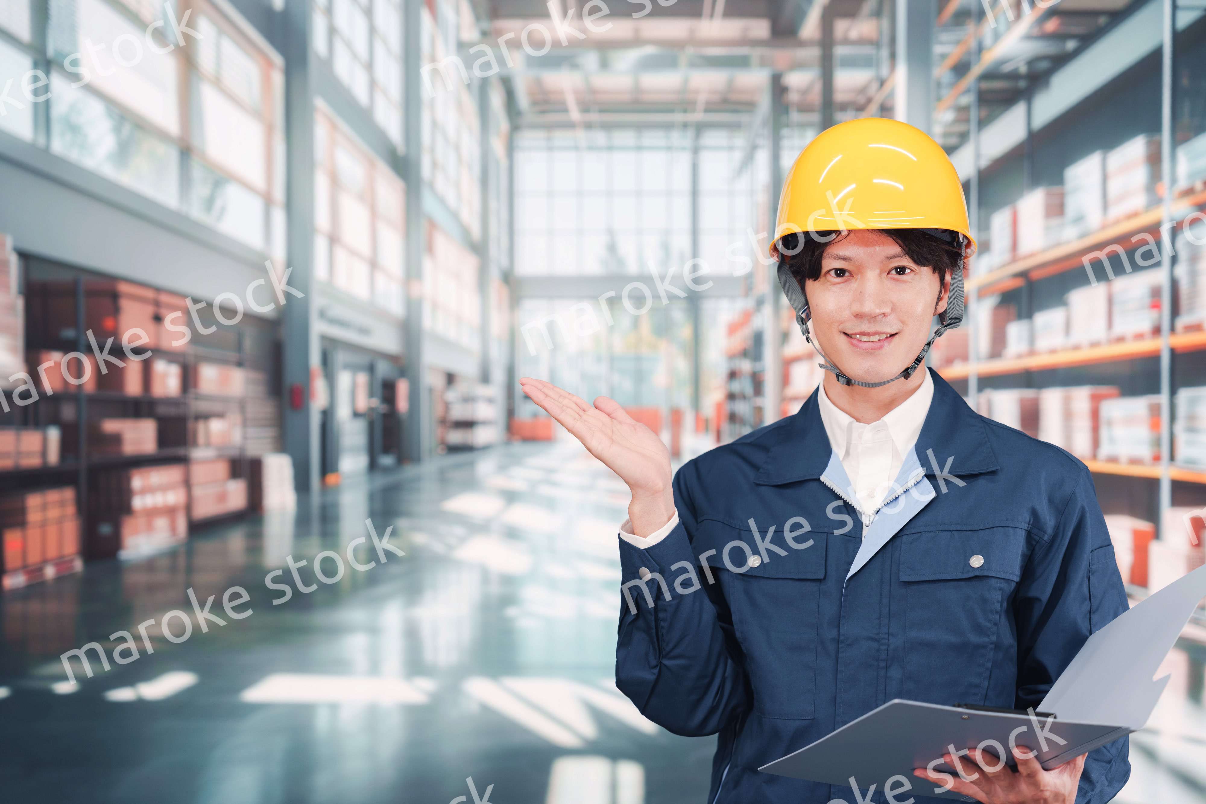 物流倉庫で働く若い男性作業員