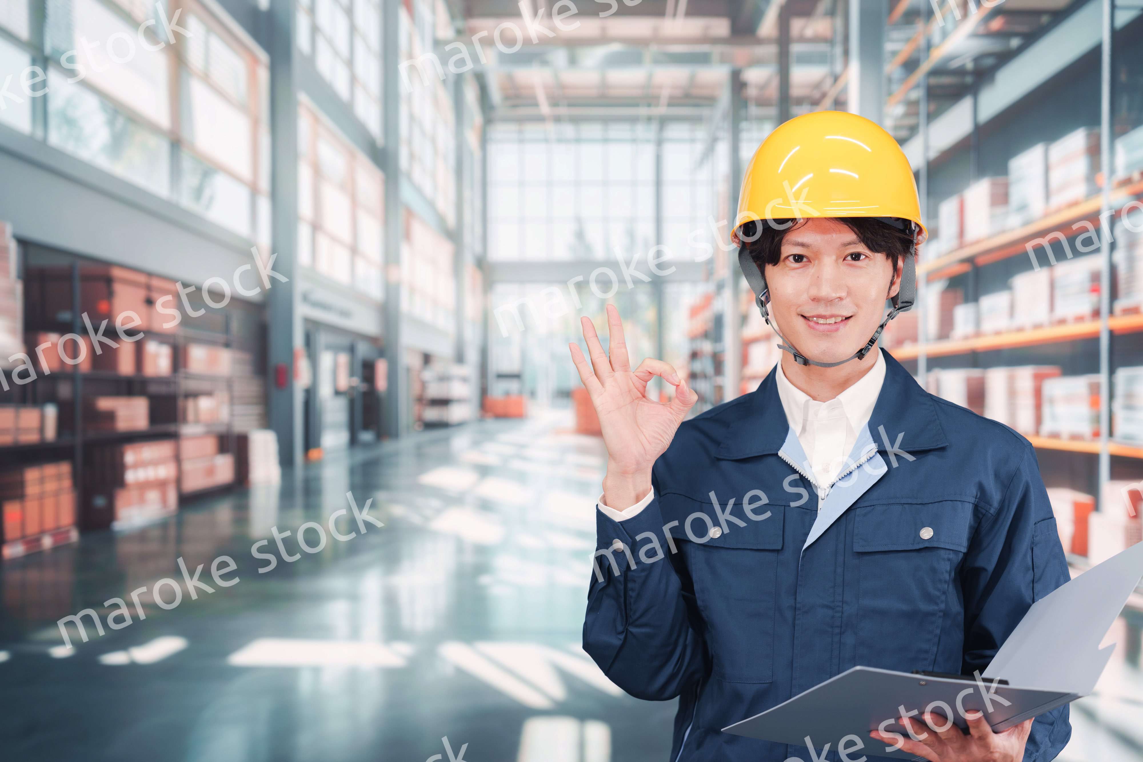物流倉庫で働く若い男性作業員