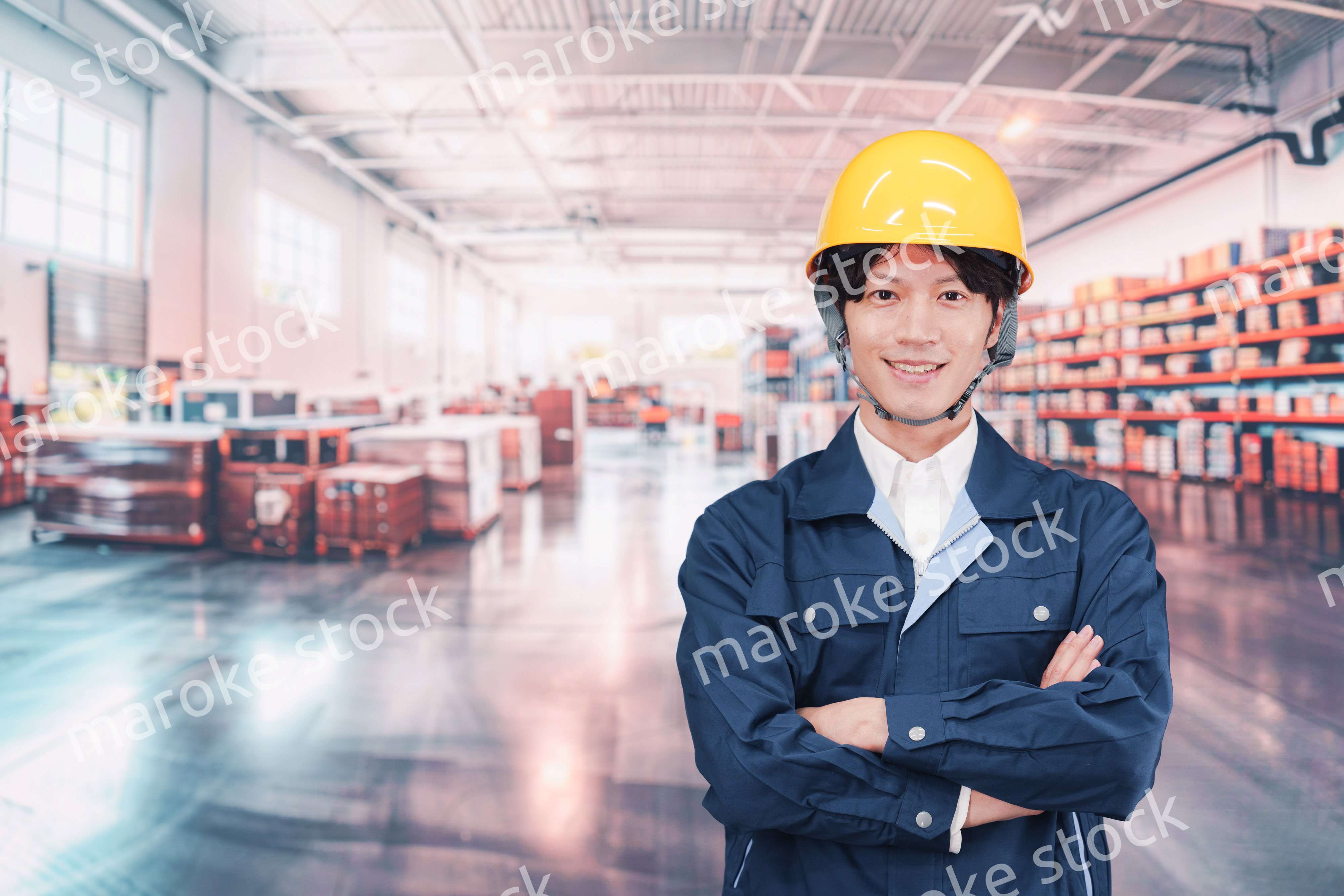 物流倉庫で働く若い男性作業員
