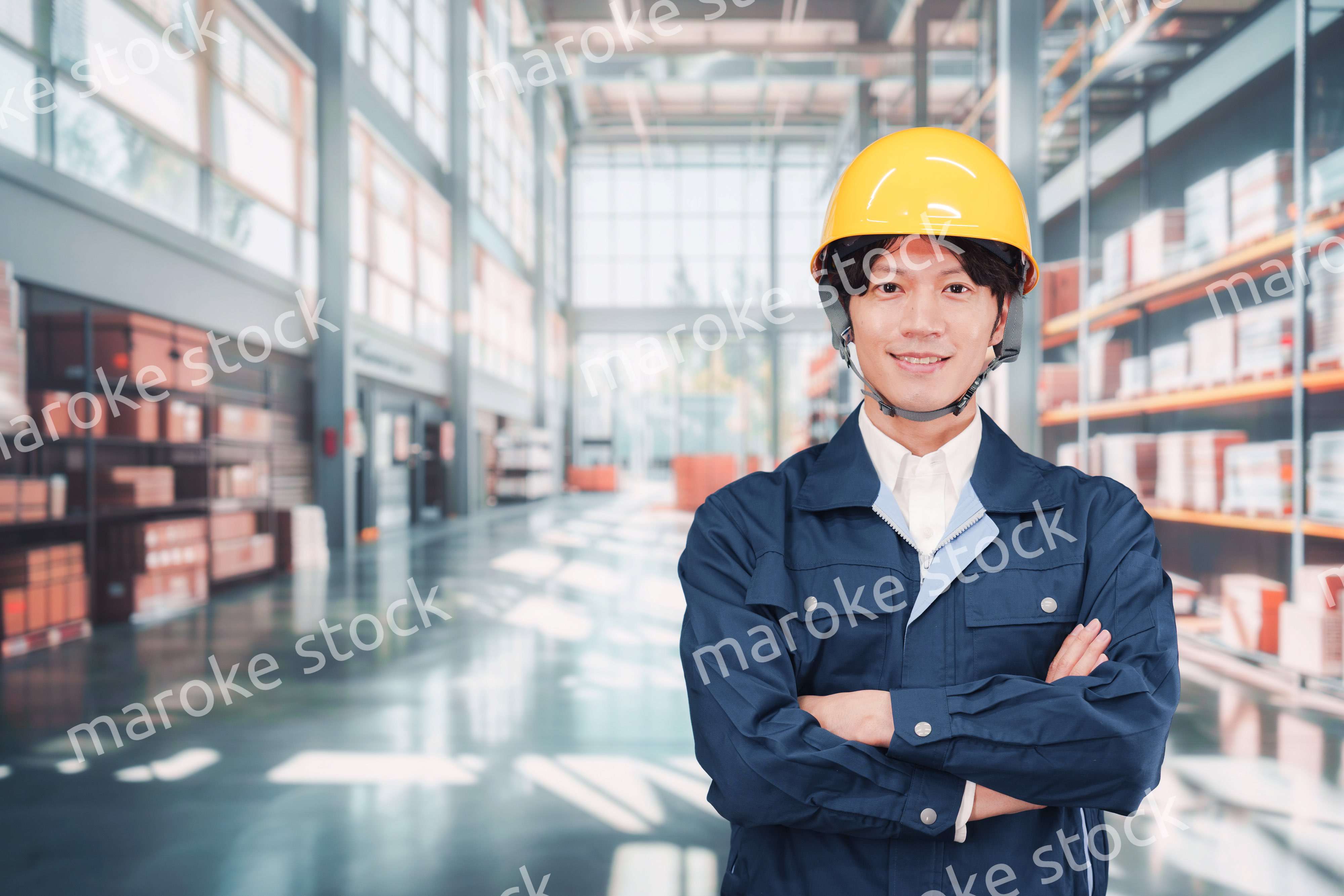 物流倉庫で働く若い男性作業員