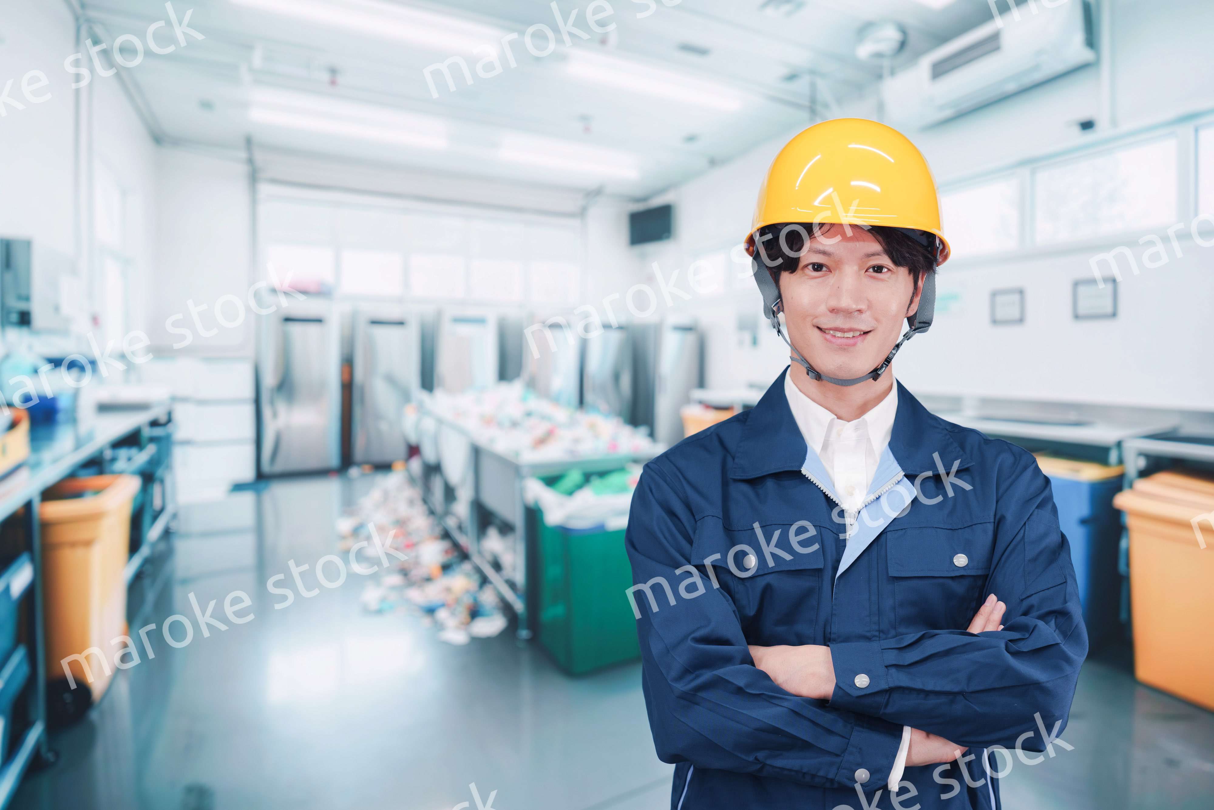 ごみ収集場で作業をする作業服を着た男性