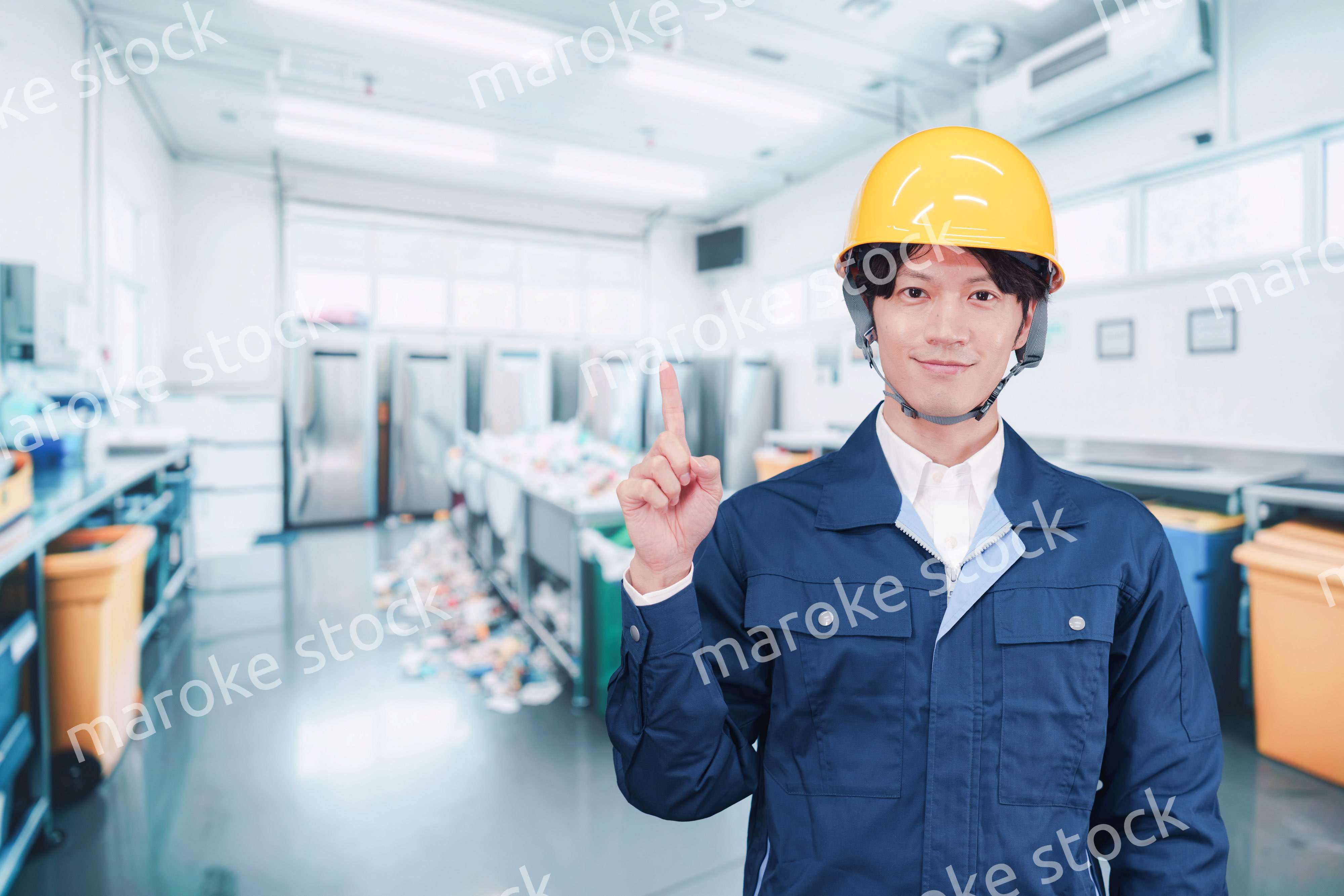 ごみ収集場で作業をする作業服を着た男性