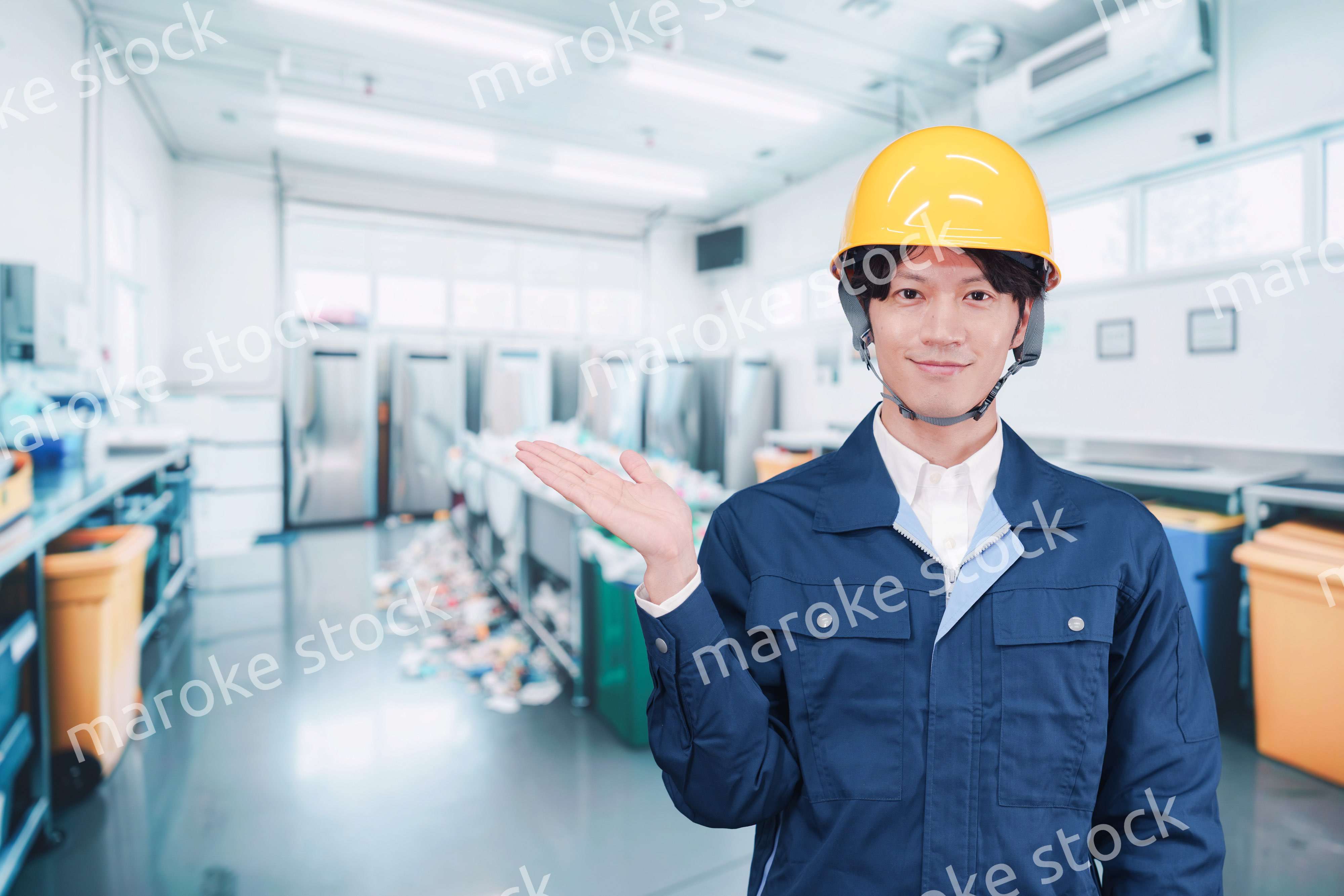 ごみ収集場で作業をする作業服を着た男性