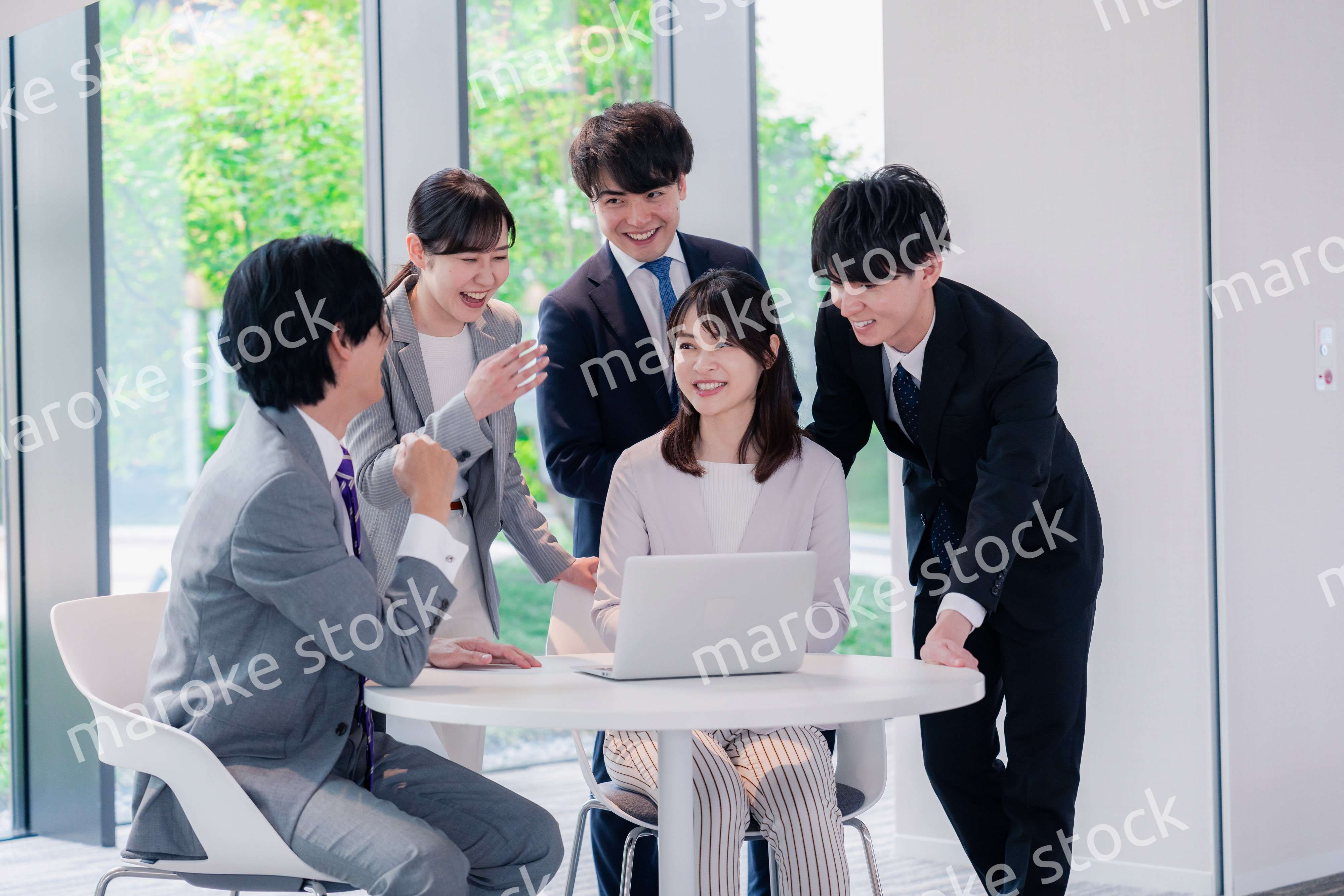 オフィスで笑顔で打ち合わせをするビジネスパーソン