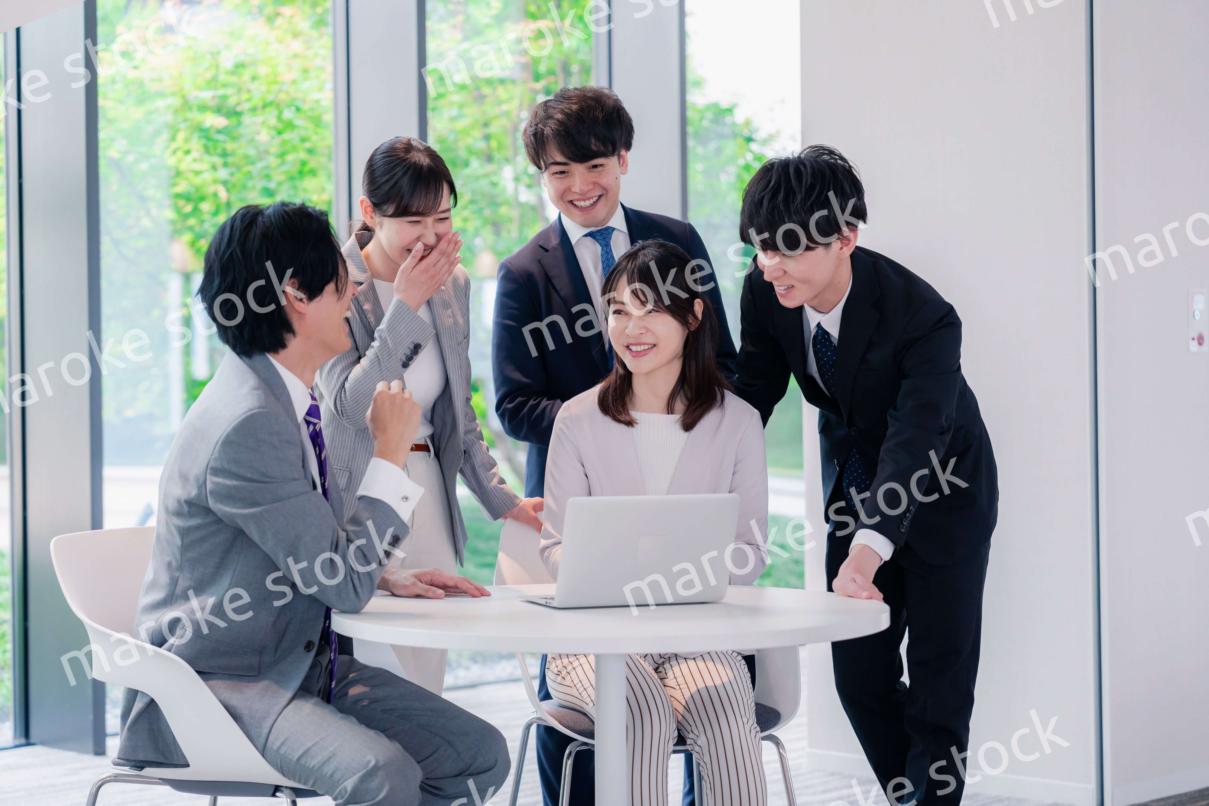 オフィスで笑顔で打ち合わせをするビジネスパーソン