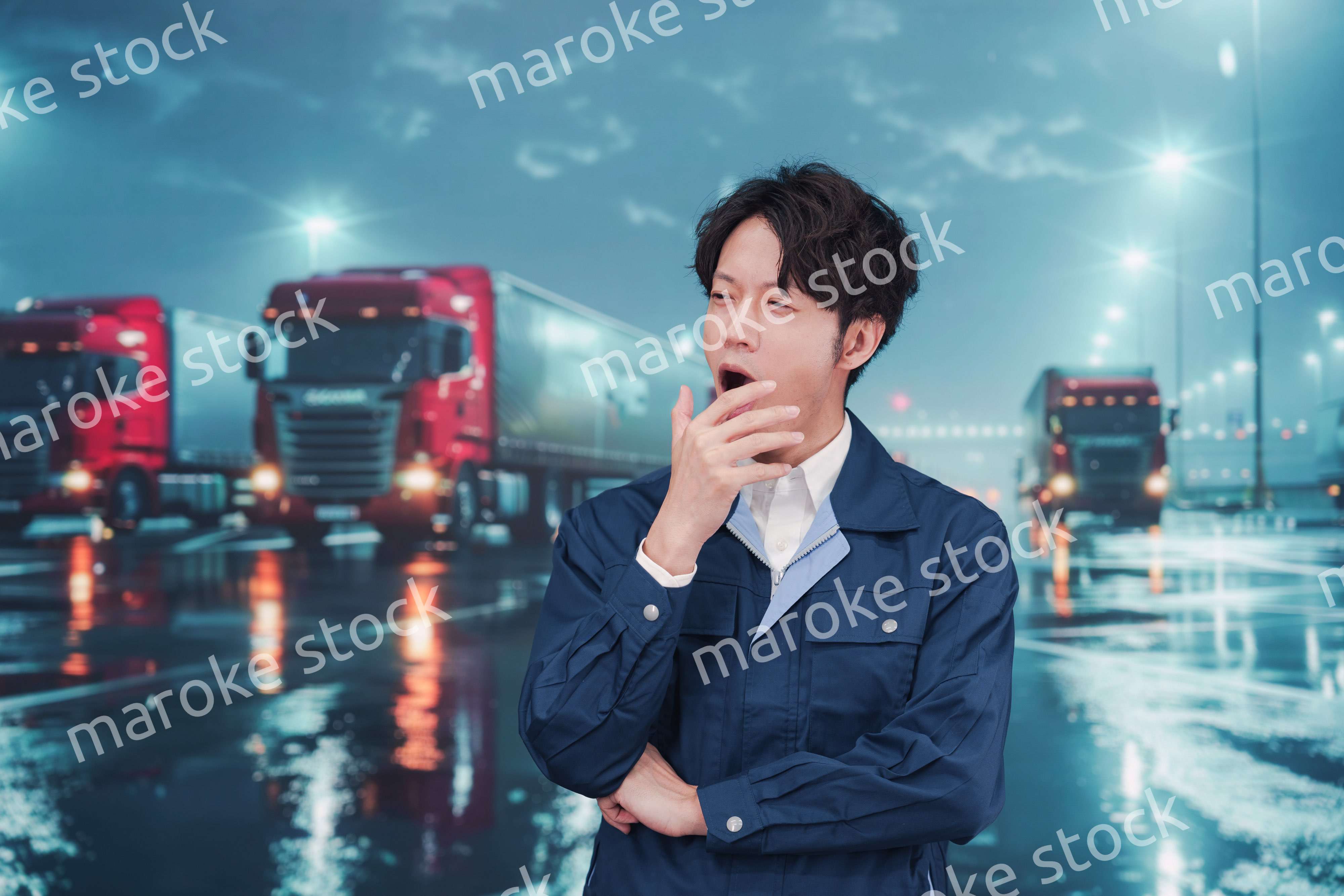 長時間の運転で疲れたトラックドライバー