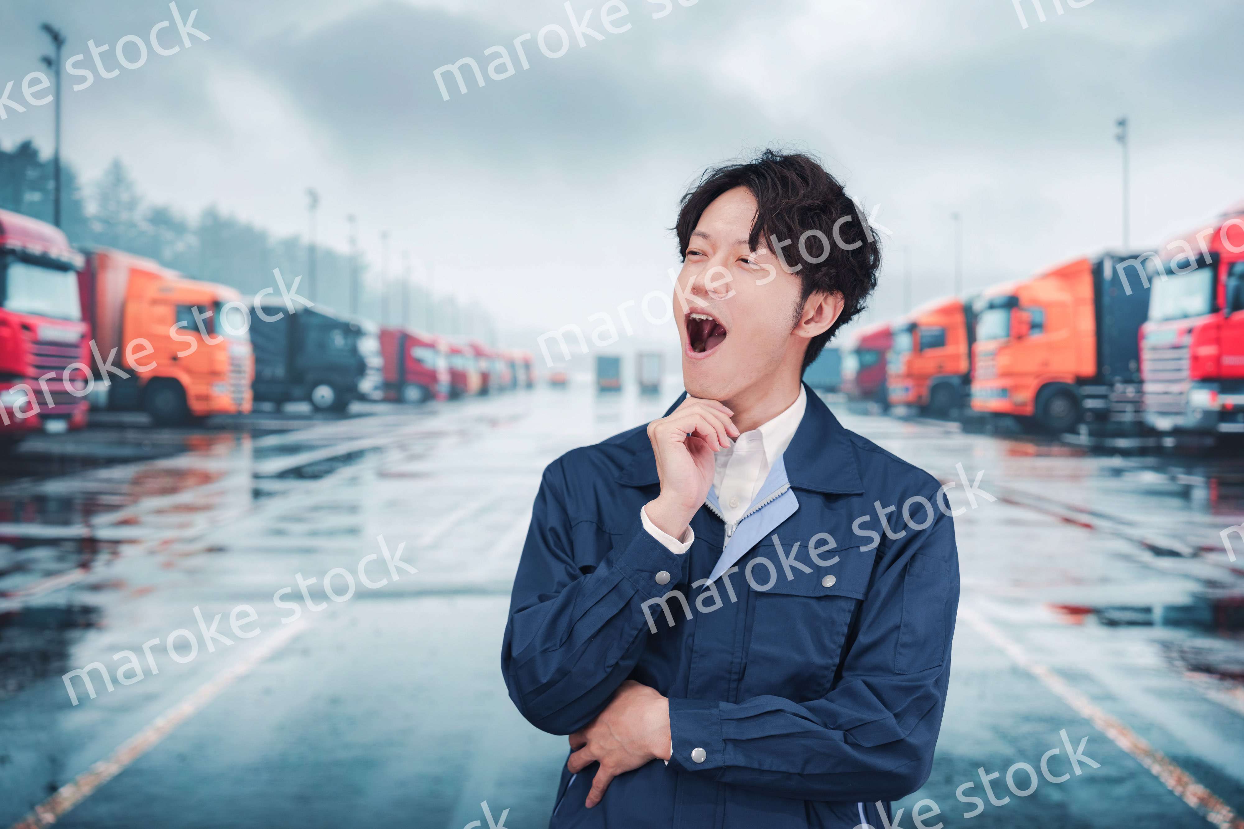 長時間の運転で疲れたトラックドライバー