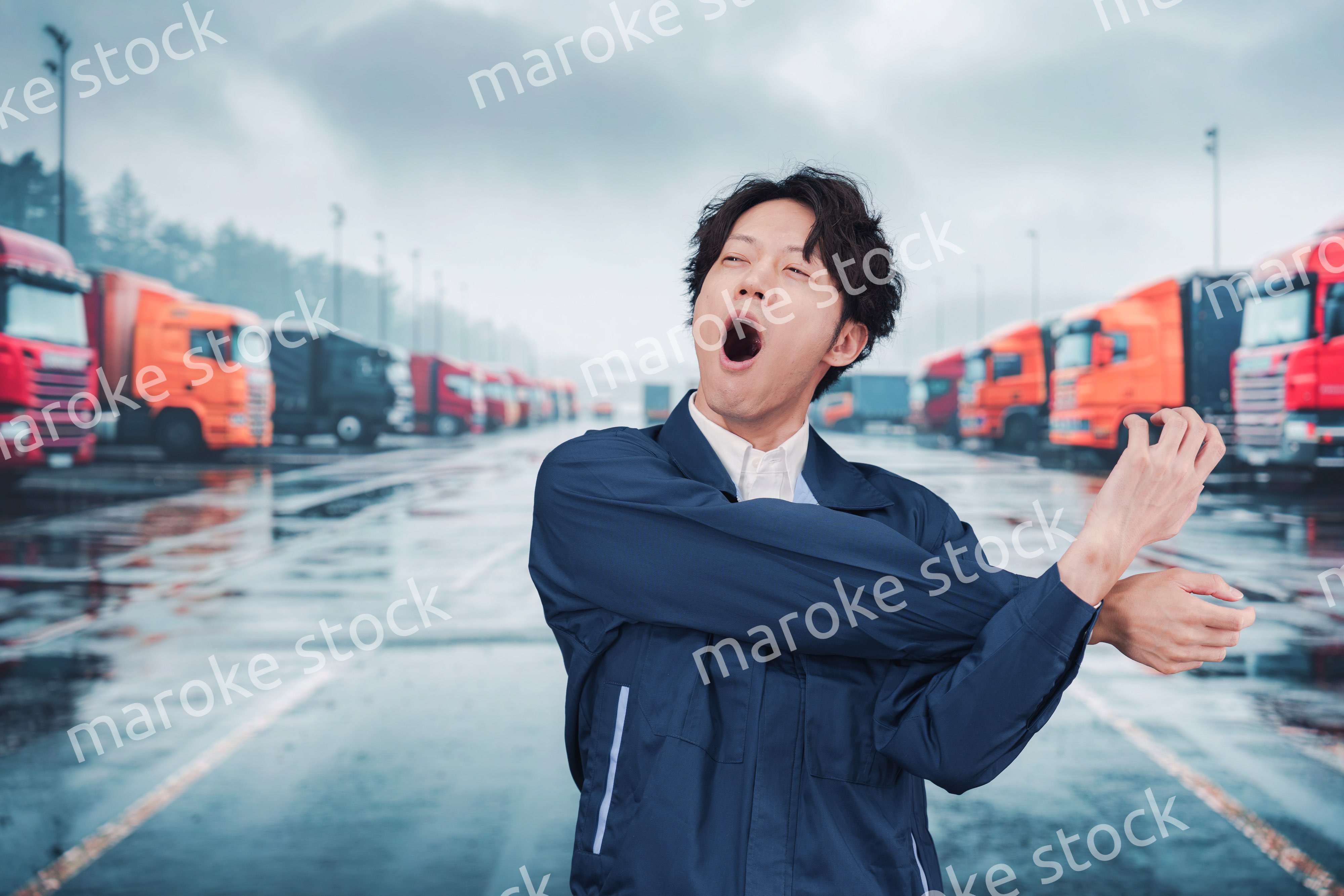 長時間の運転で疲れたトラックドライバー