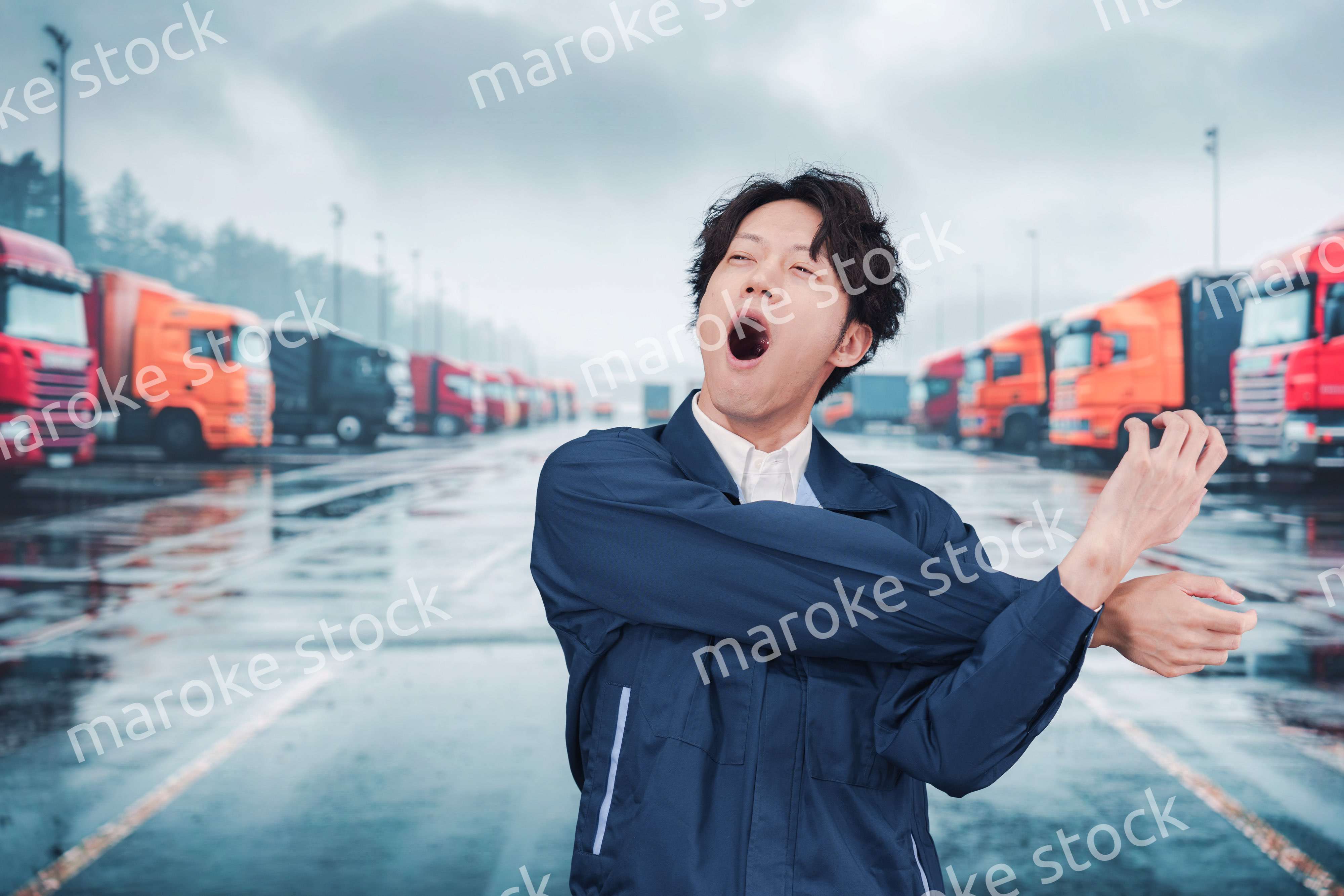 長時間の運転で疲れたトラックドライバー