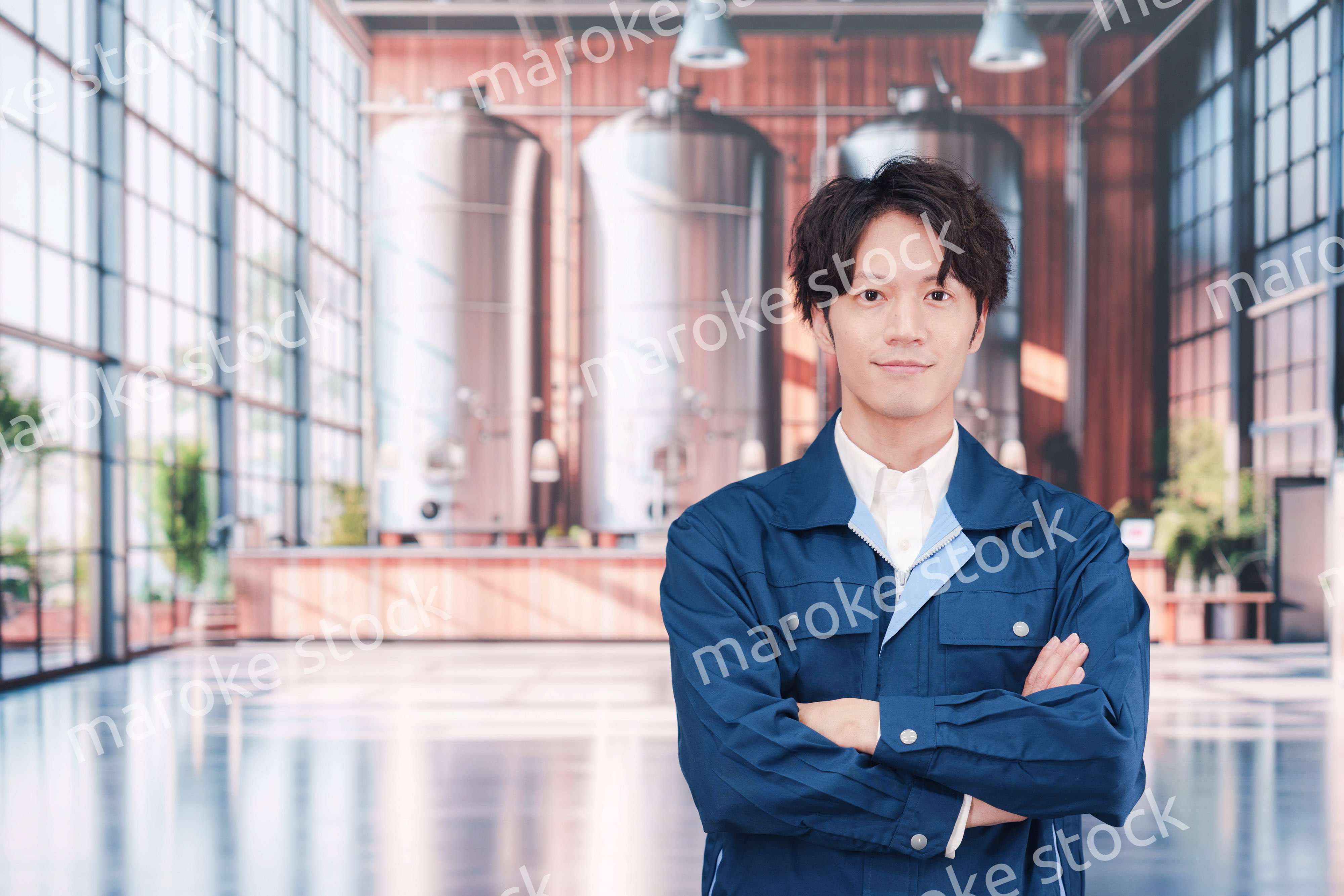 お酒の醸造所で働く男性