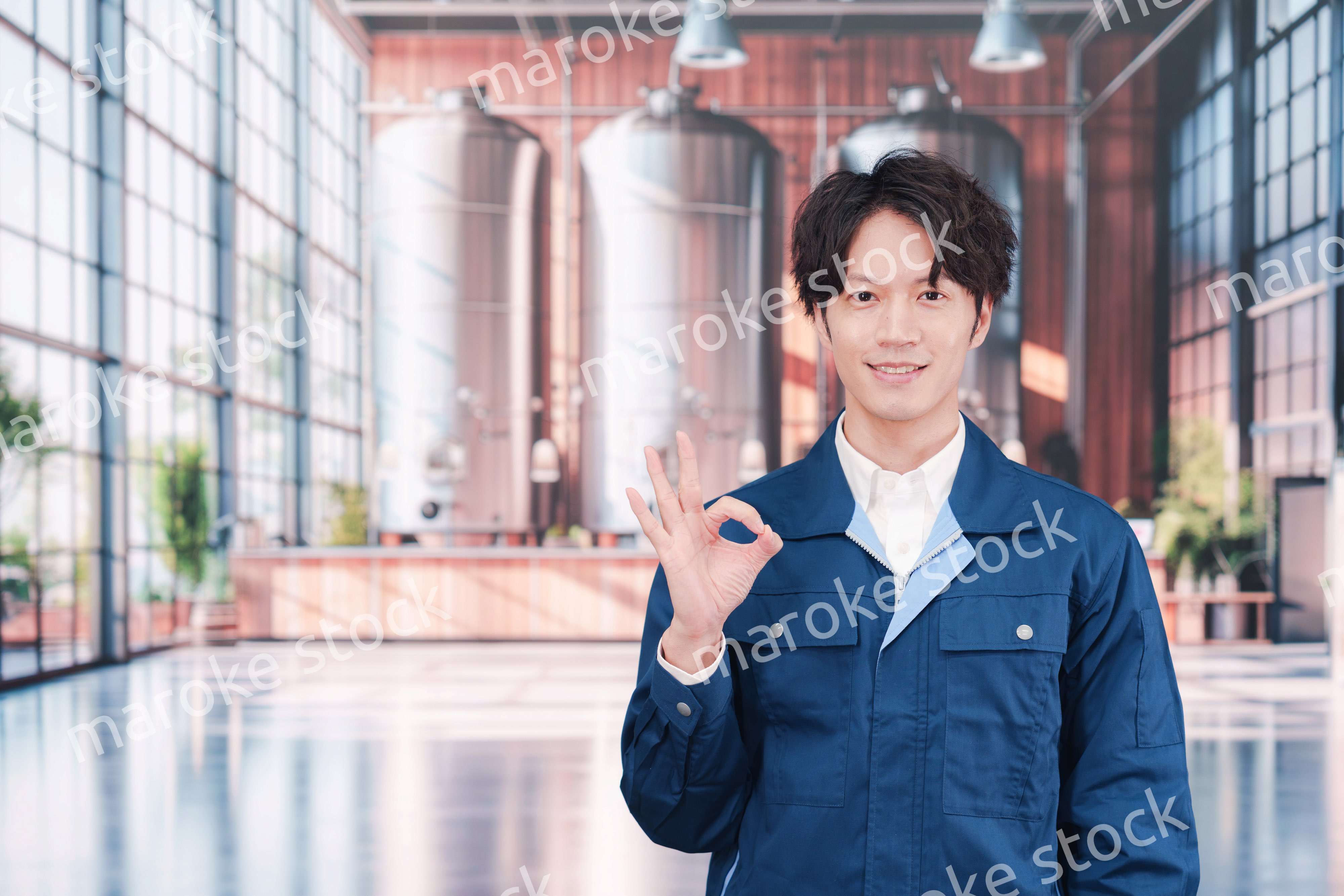 お酒の醸造所で働く男性