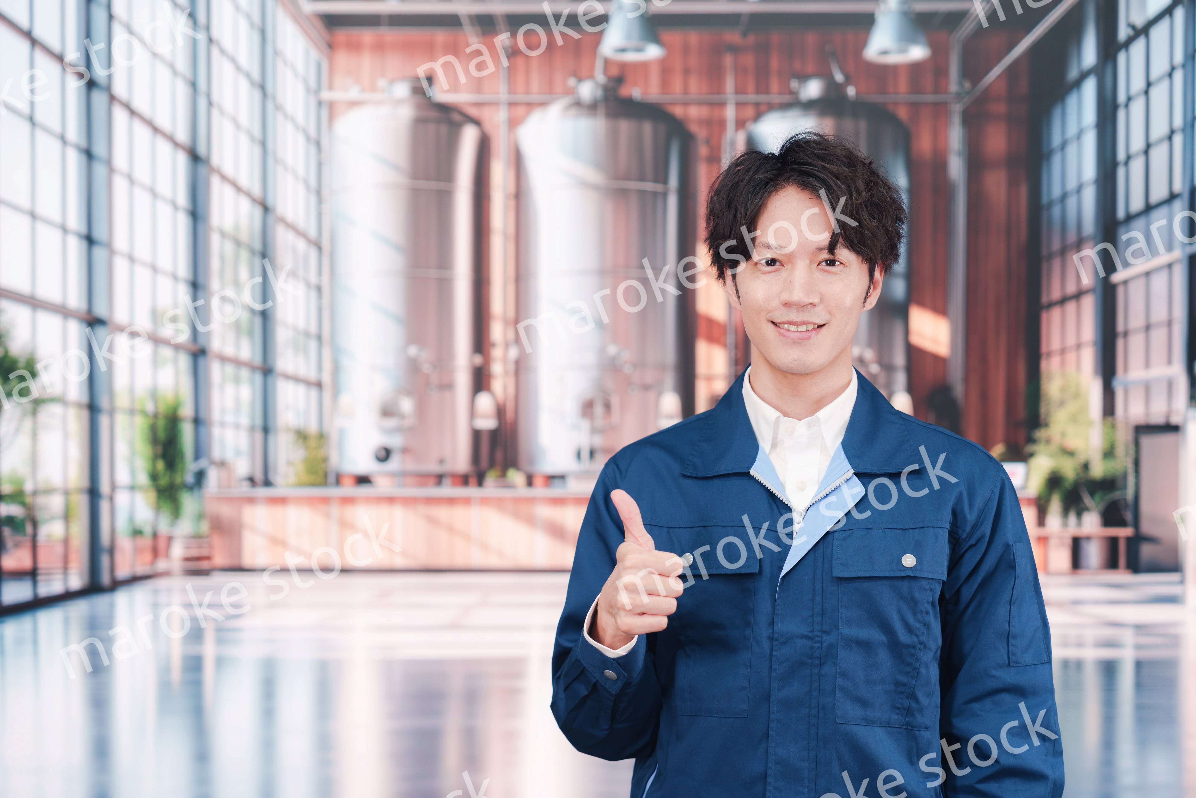 お酒の醸造所で働く男性