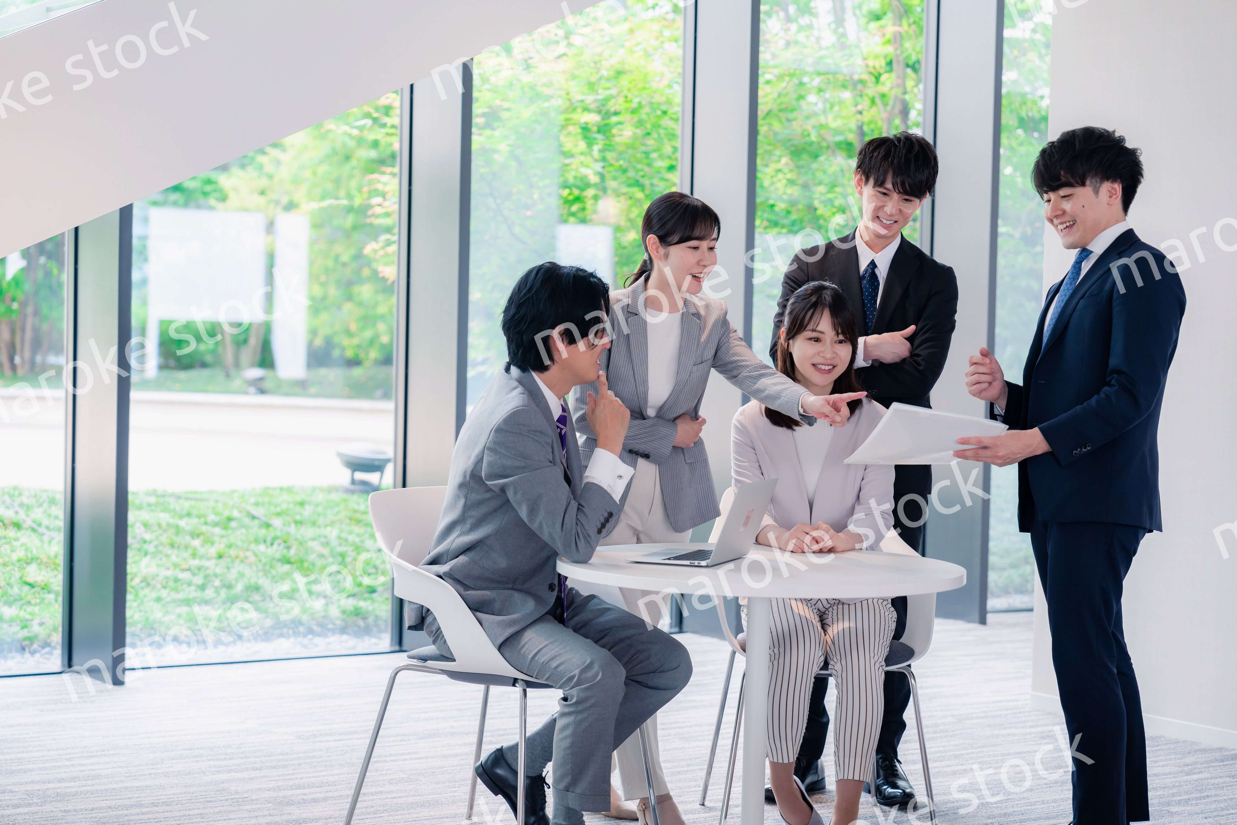 オフィスで笑顔で打ち合わせをするビジネスパーソン