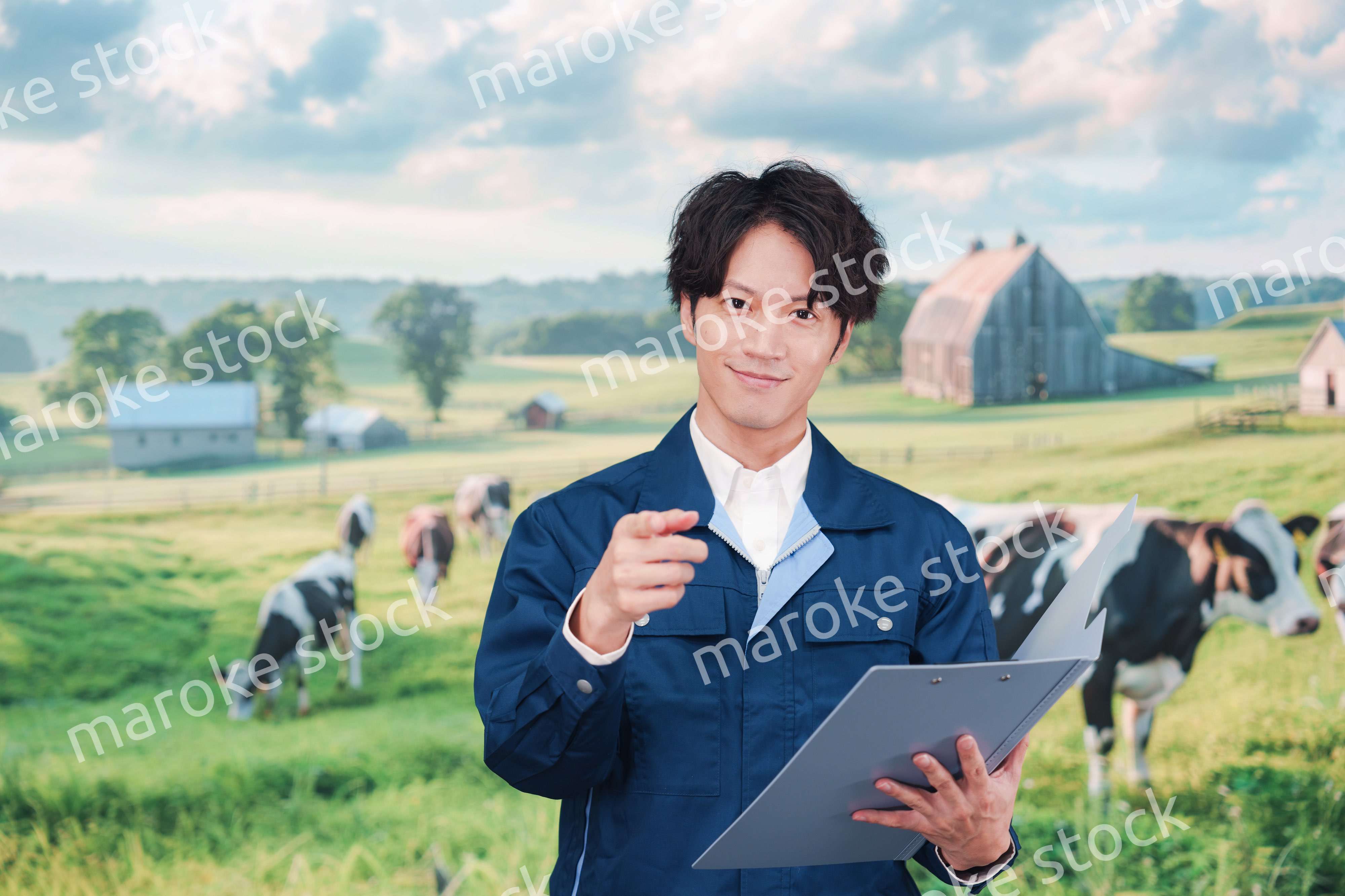 牧場で働く若い男性