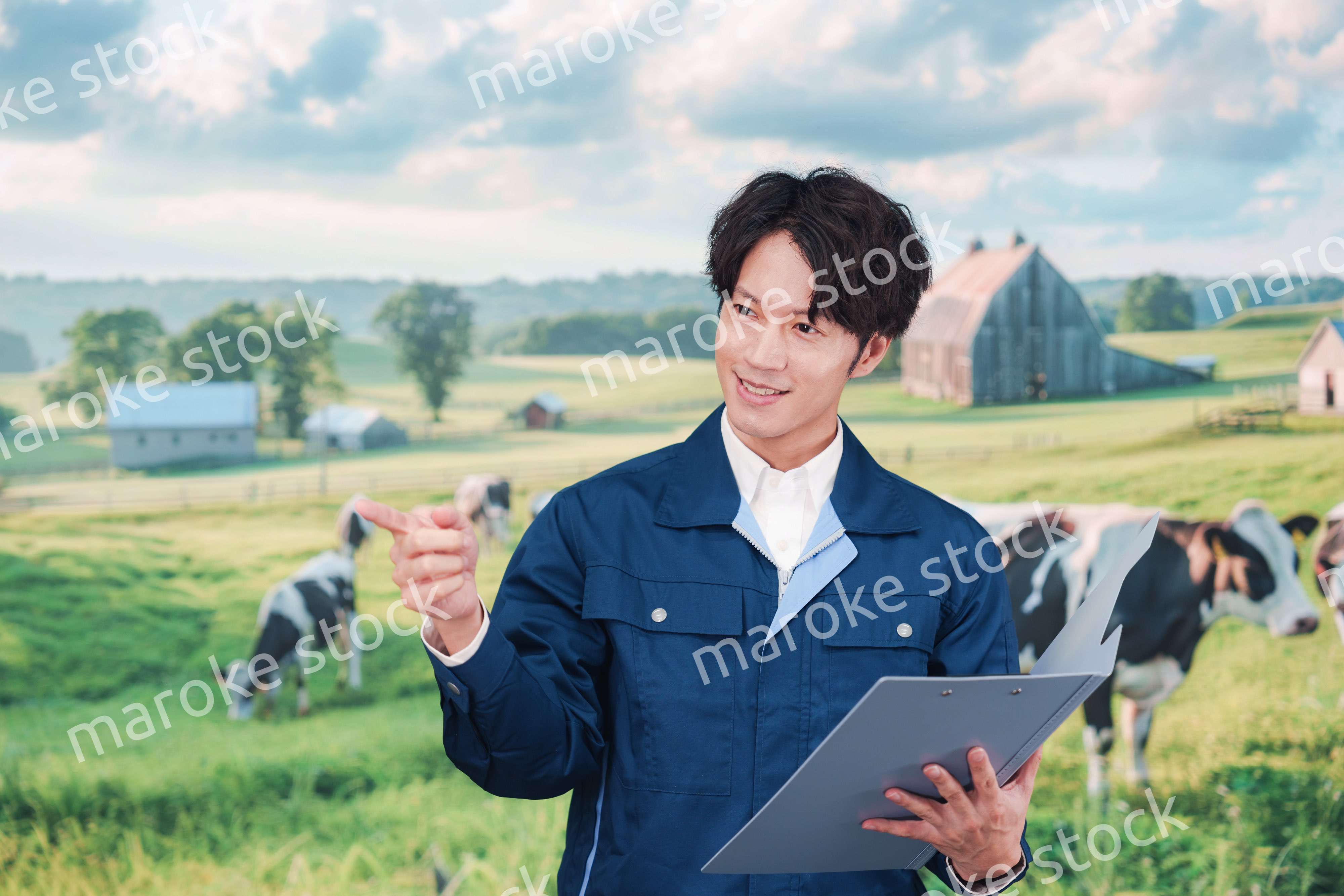 牧場で働く若い男性