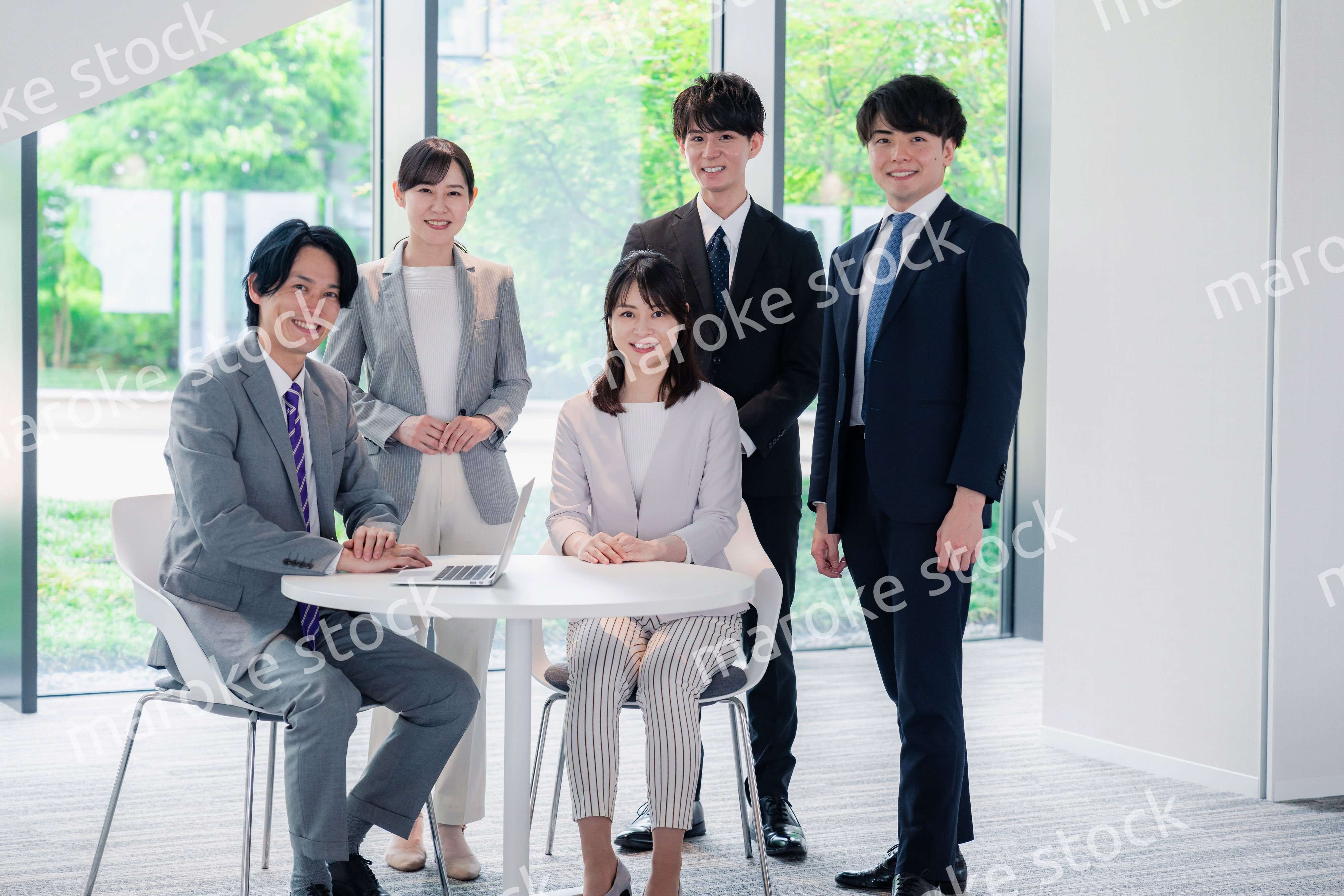 笑顔で働くビジネスパーソン