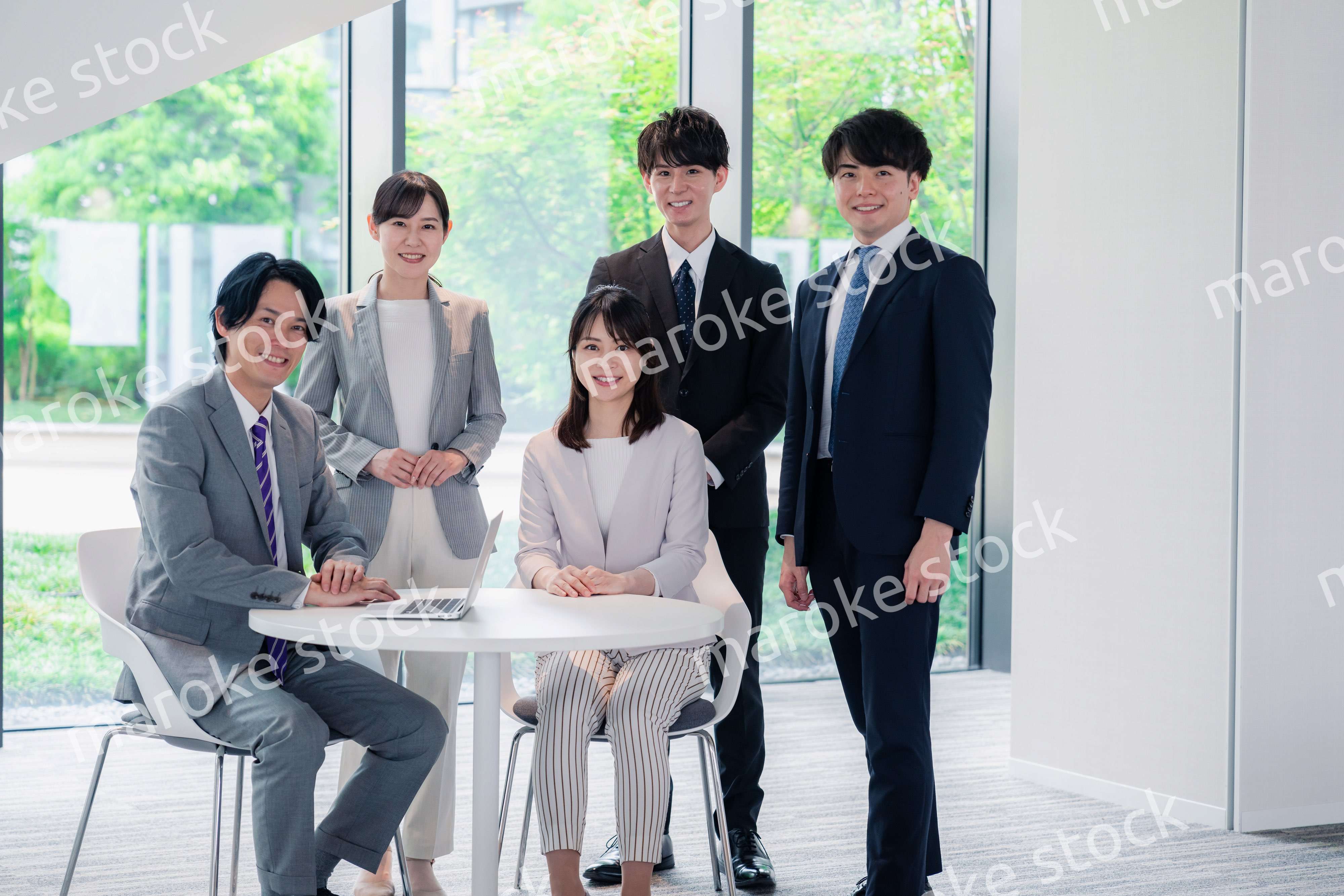 笑顔で働くビジネスパーソン