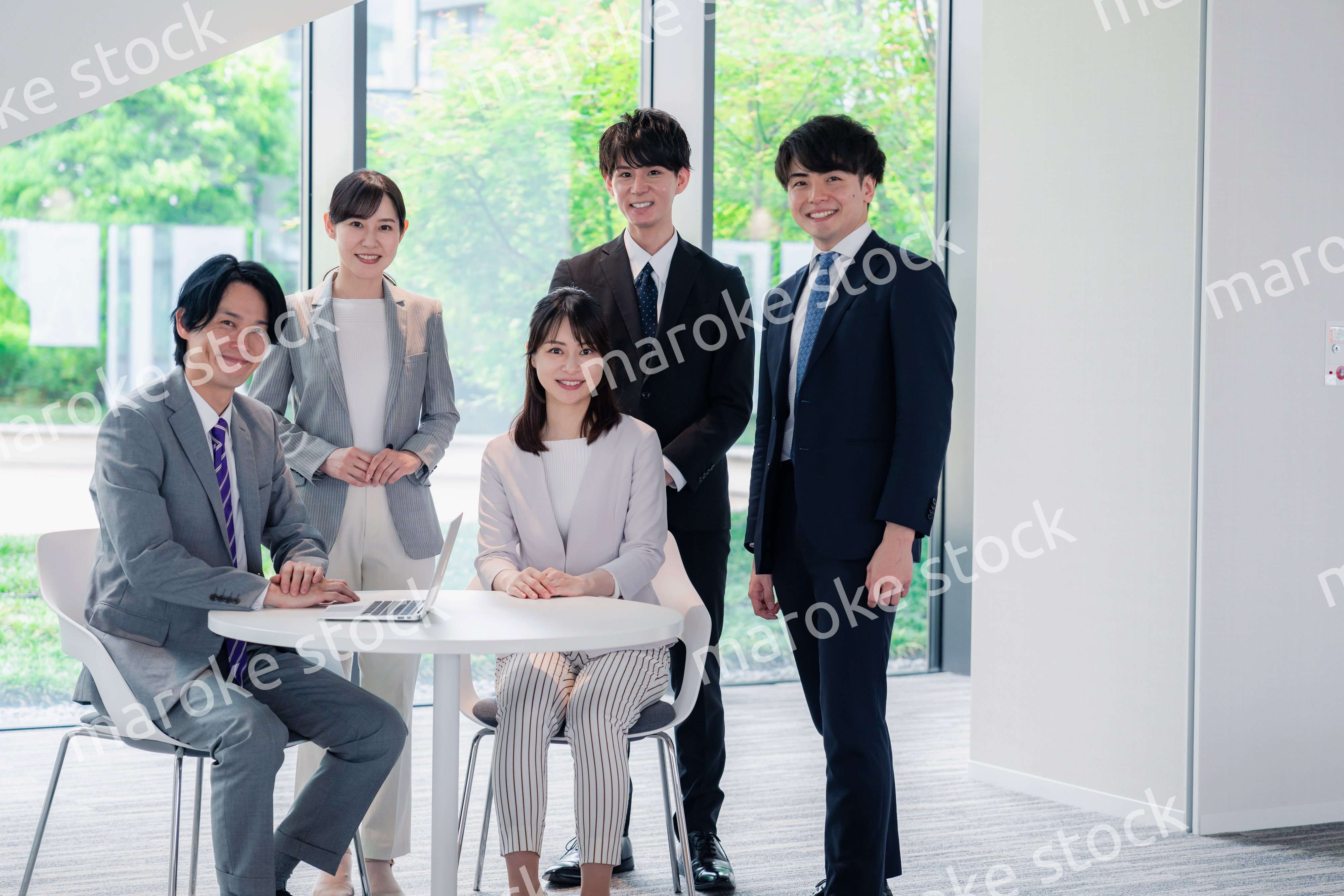 笑顔で働くビジネスパーソン