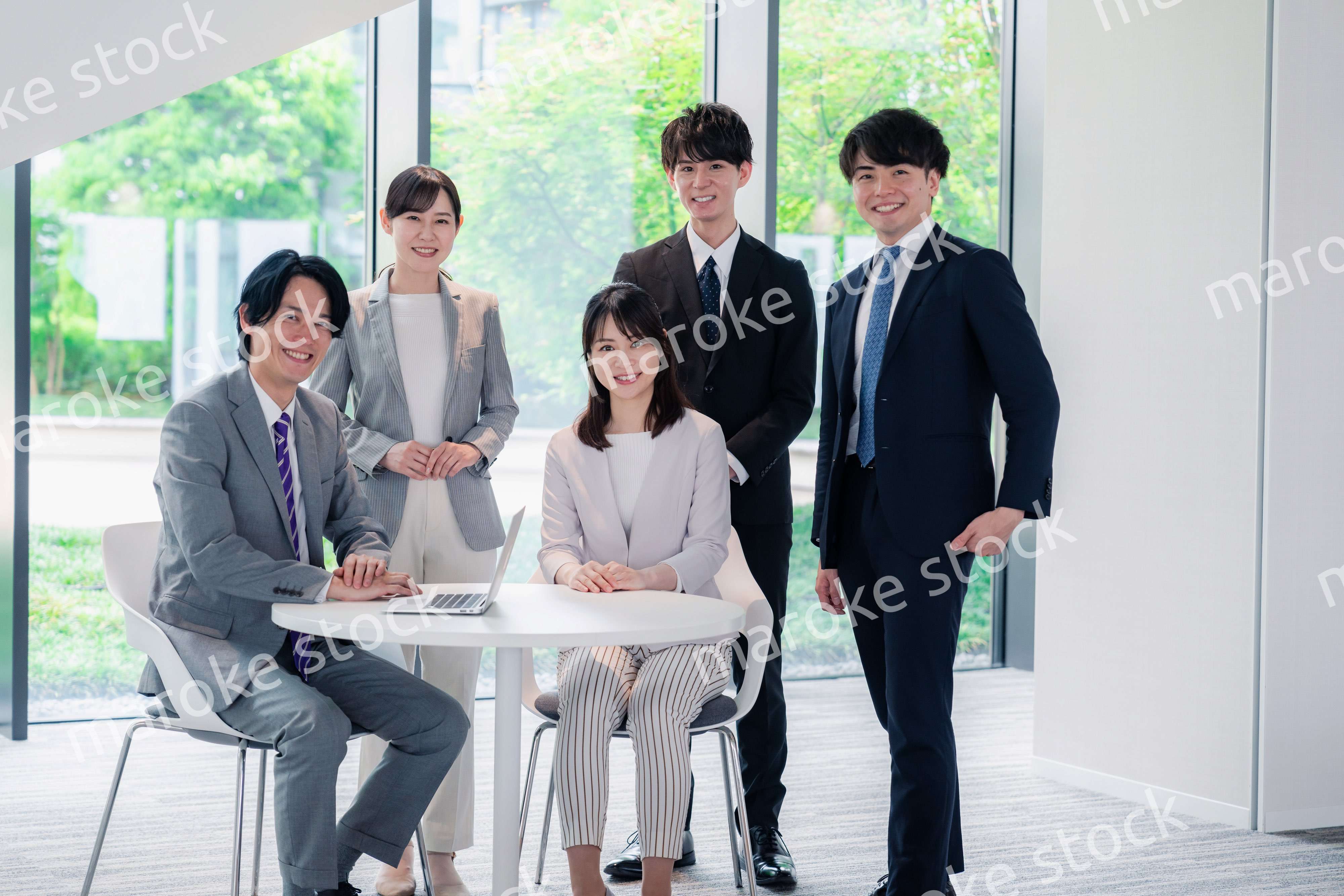 笑顔で働くビジネスパーソン