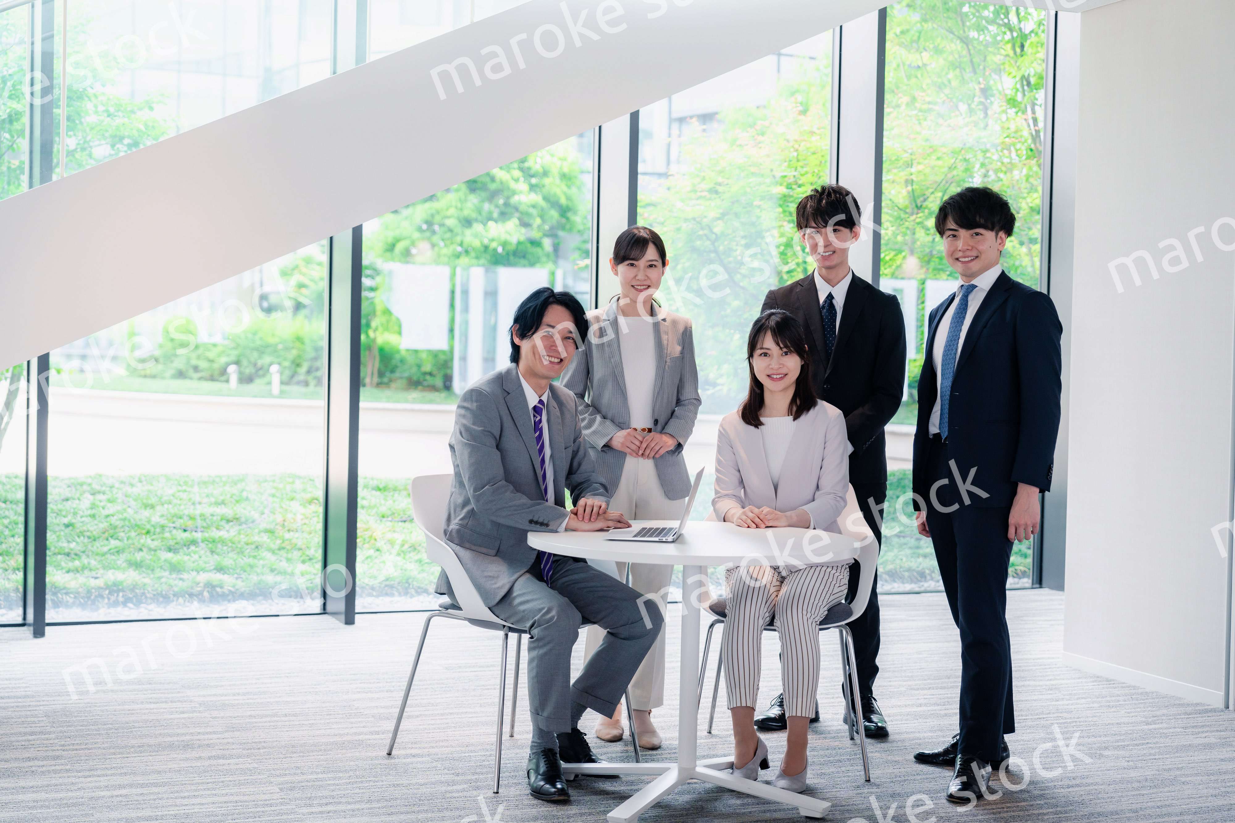 笑顔で働くビジネスパーソン