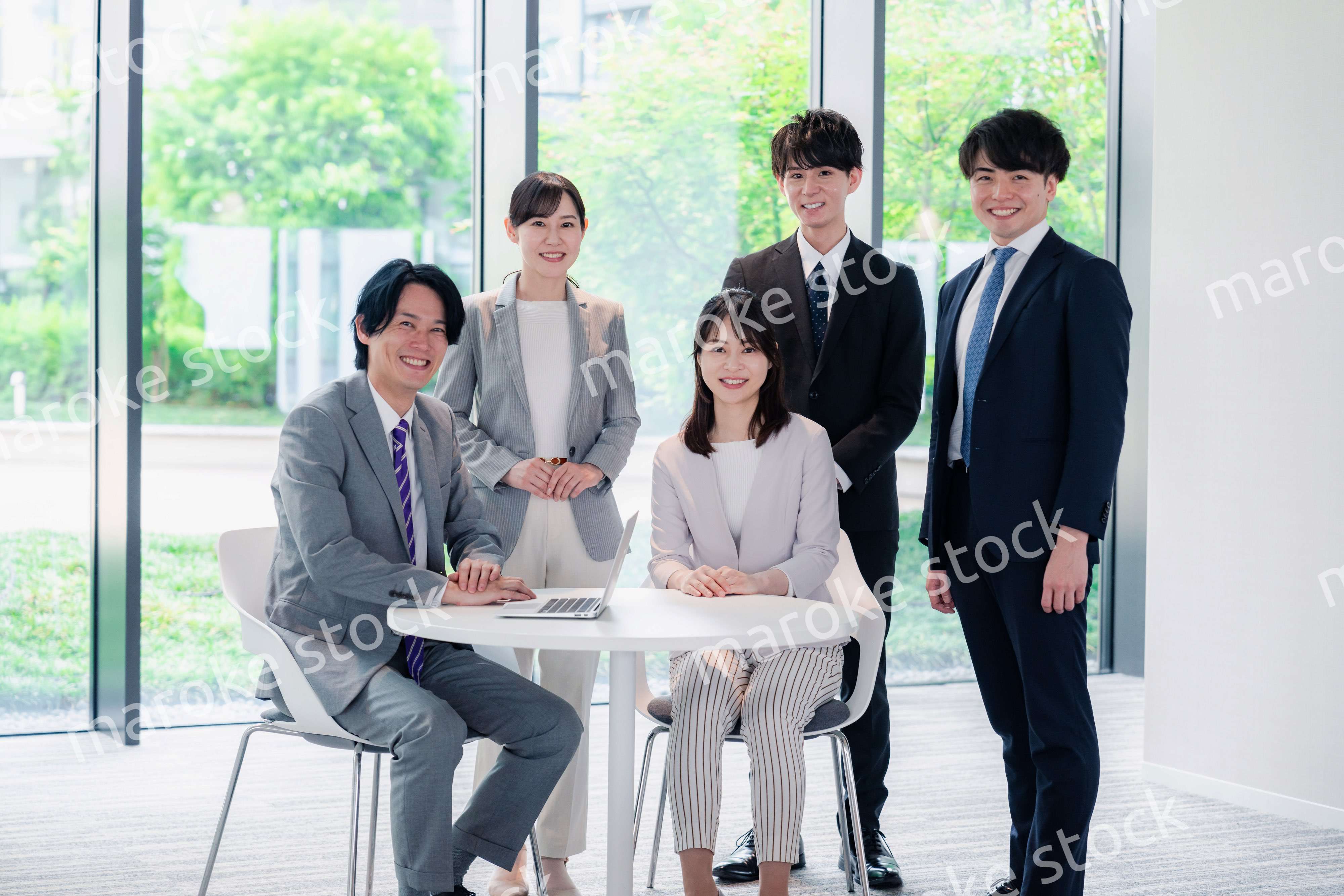 笑顔で働くビジネスパーソン