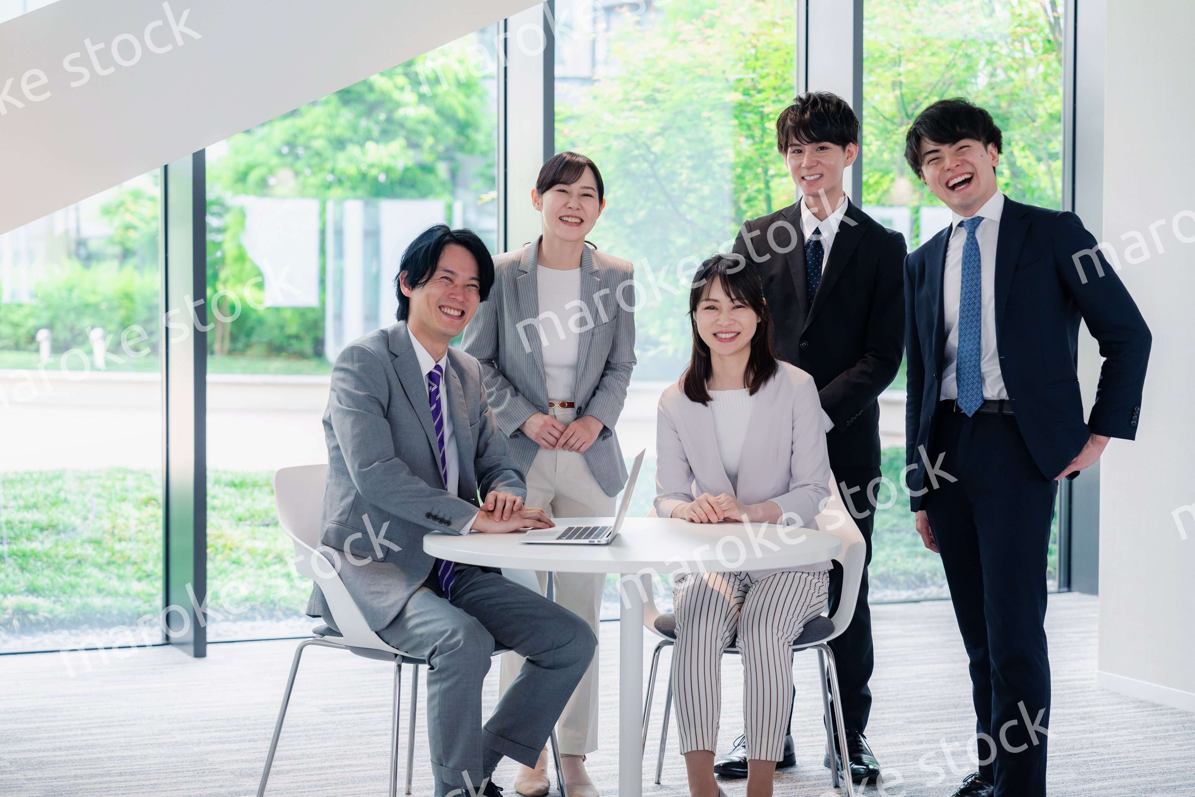 笑顔で働くビジネスパーソン