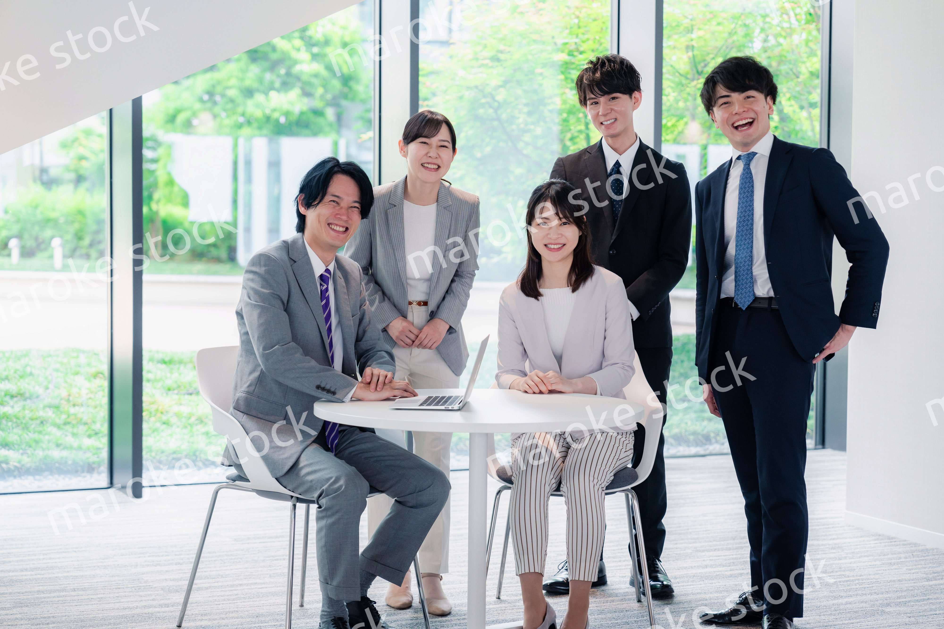 笑顔で働くビジネスパーソン