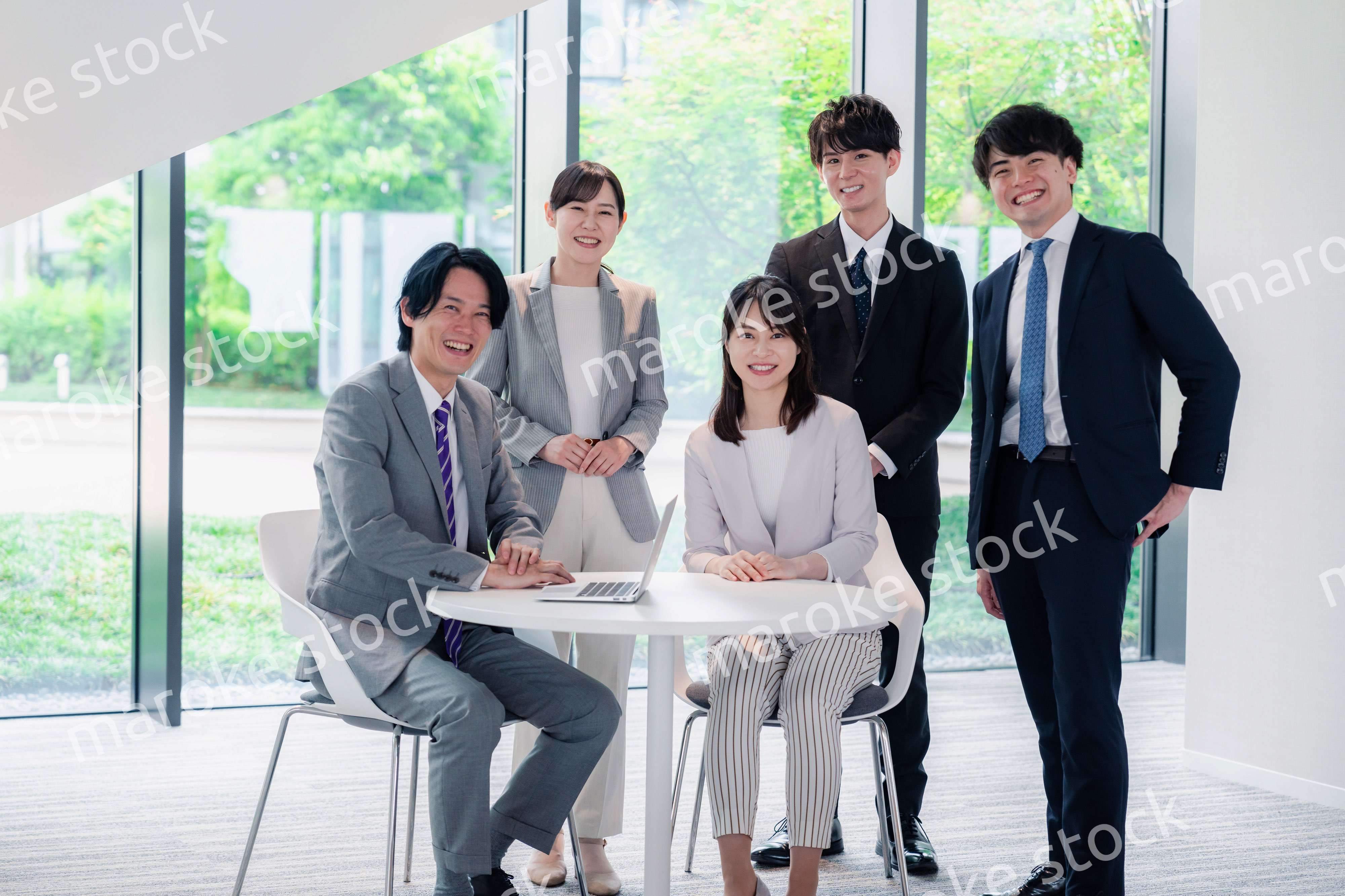 笑顔で働くビジネスパーソン