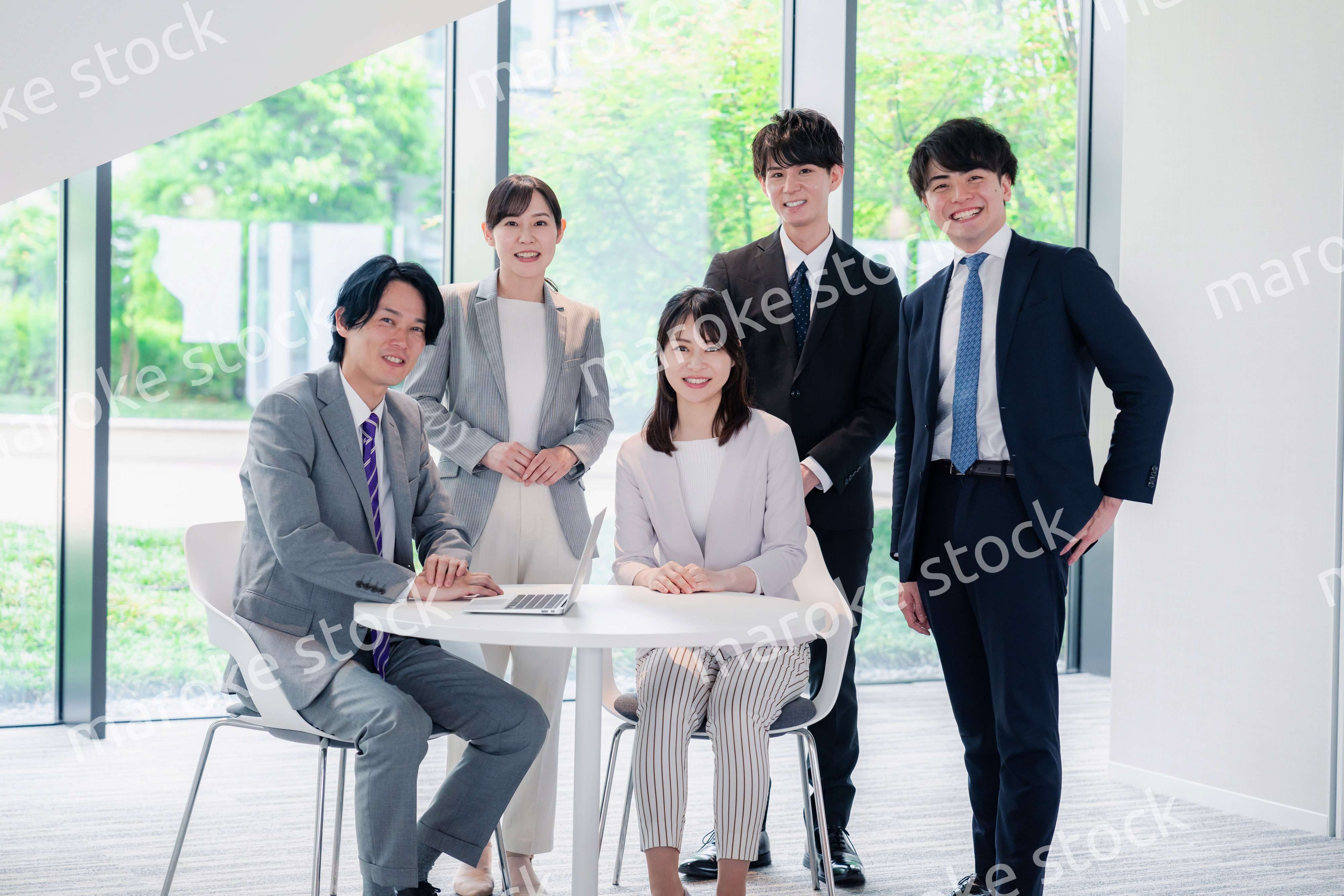 笑顔で働くビジネスパーソン