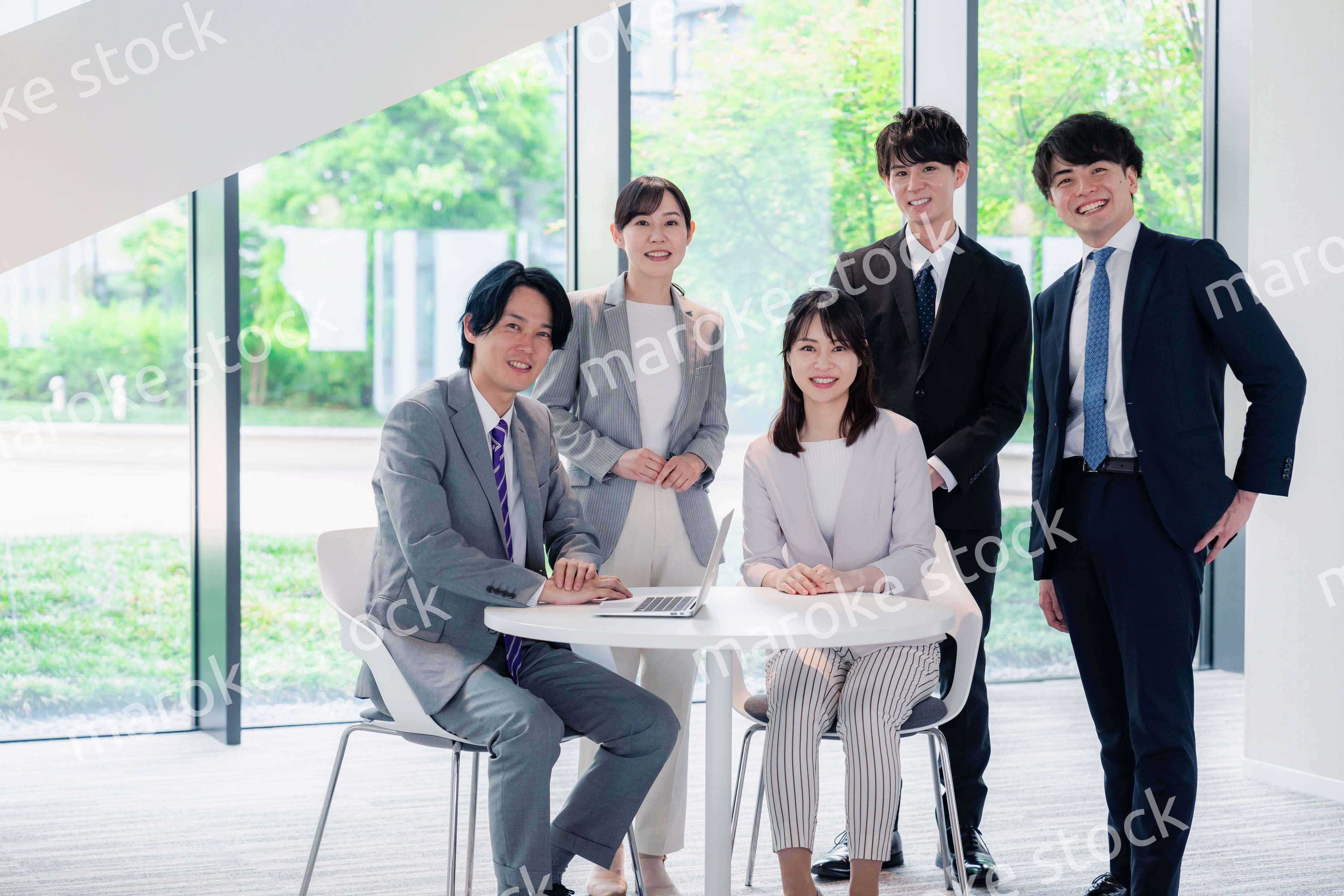 笑顔で働くビジネスパーソン