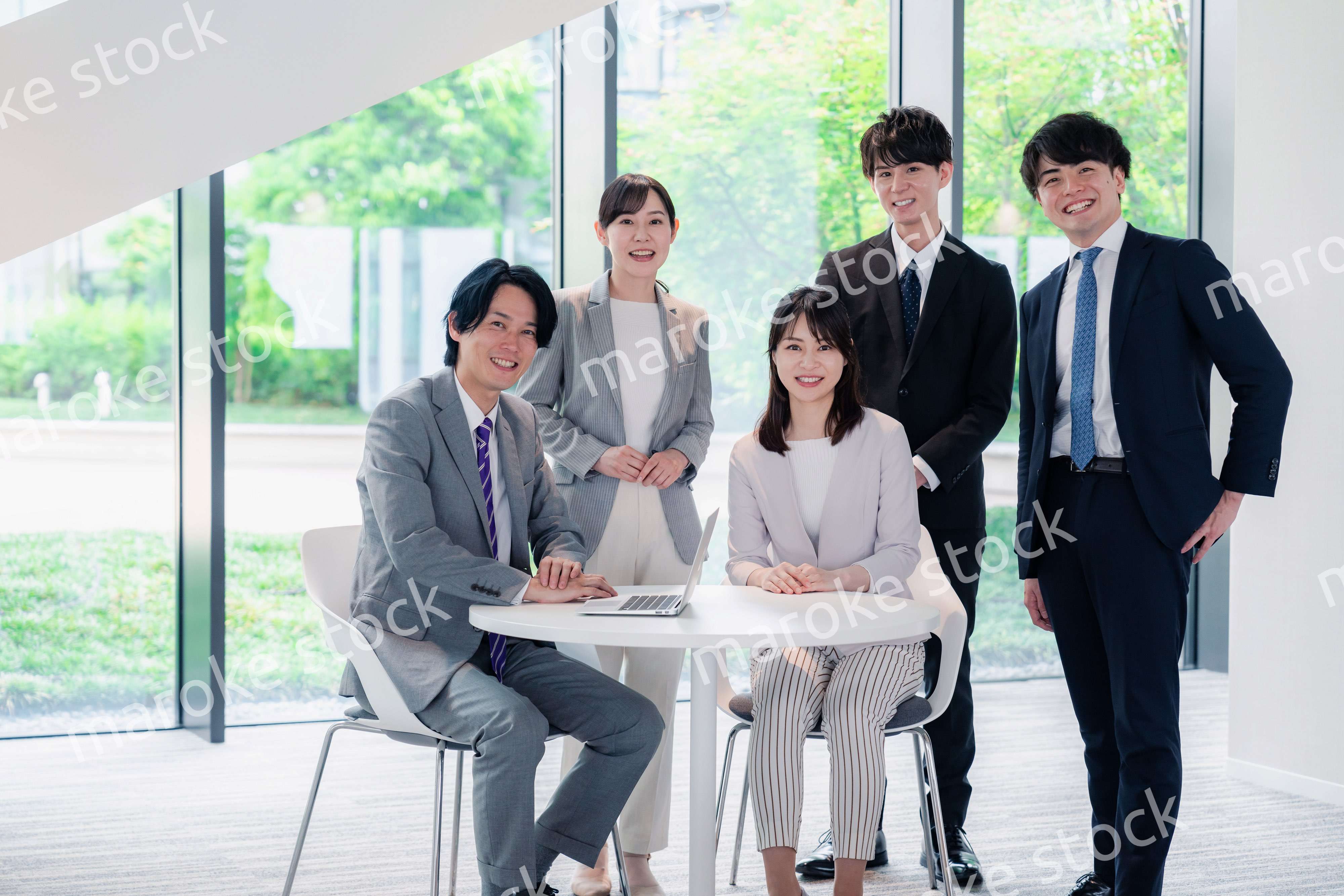 笑顔で働くビジネスパーソン