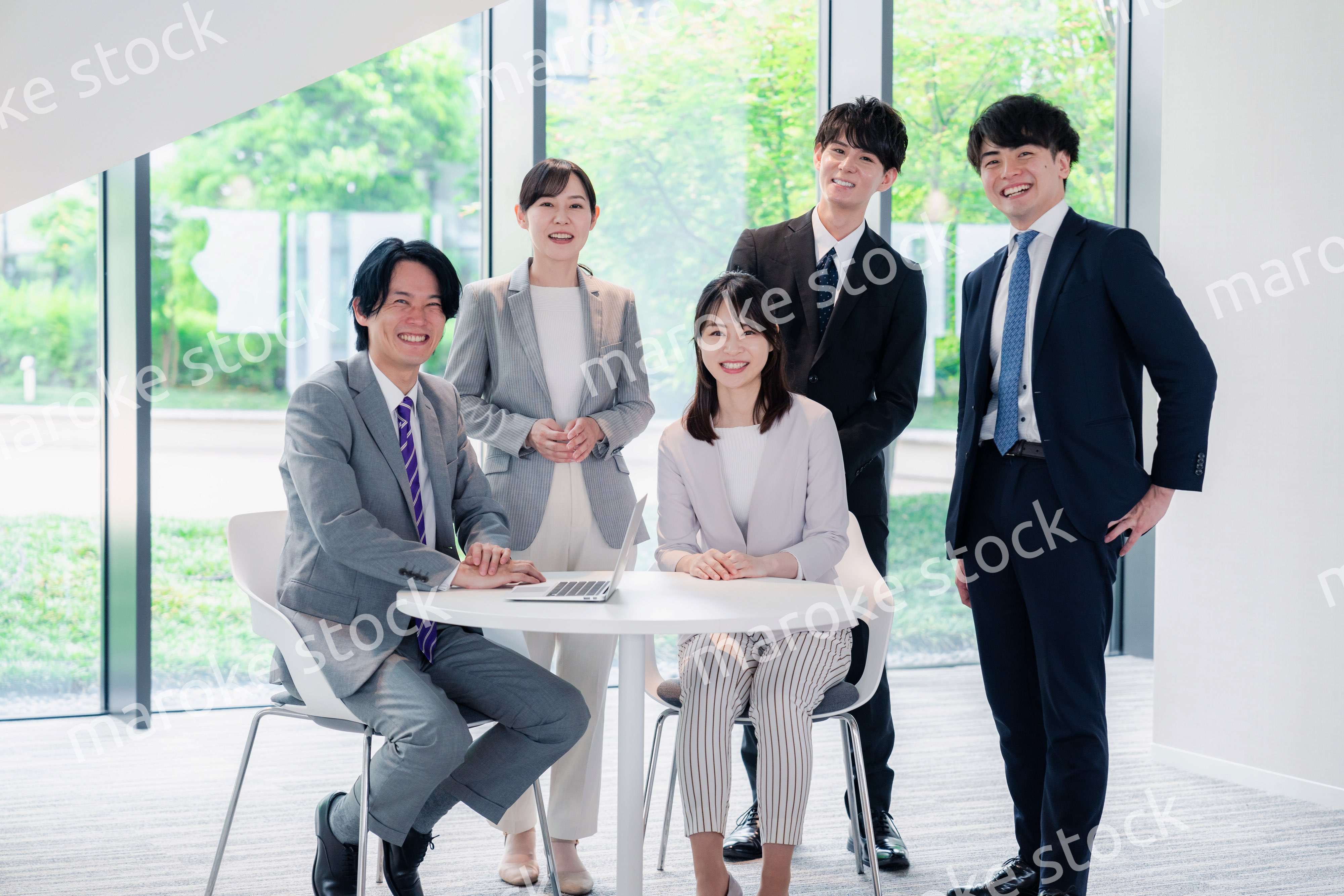 笑顔で働くビジネスパーソン