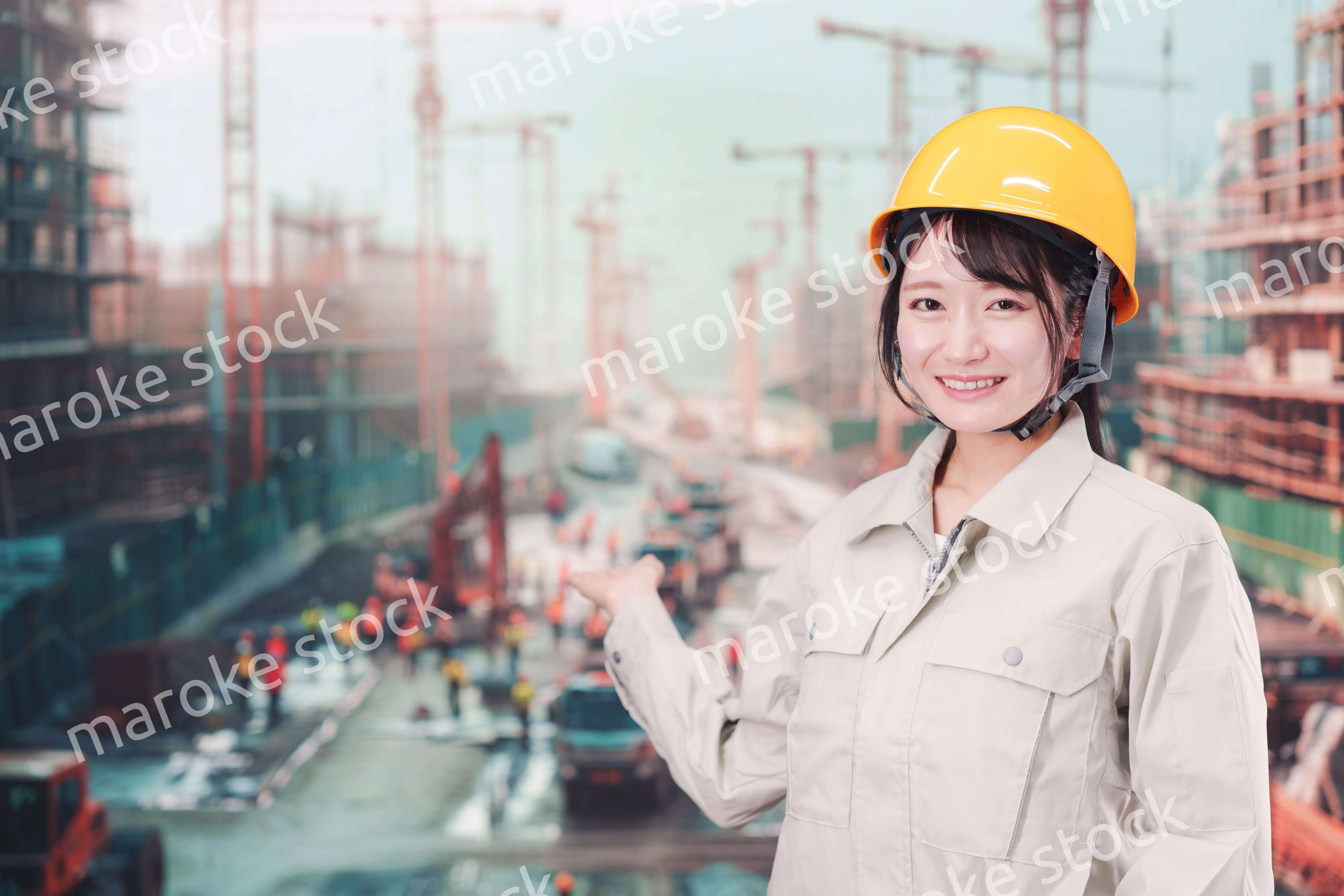 大規模な建設現場で働く若い女性