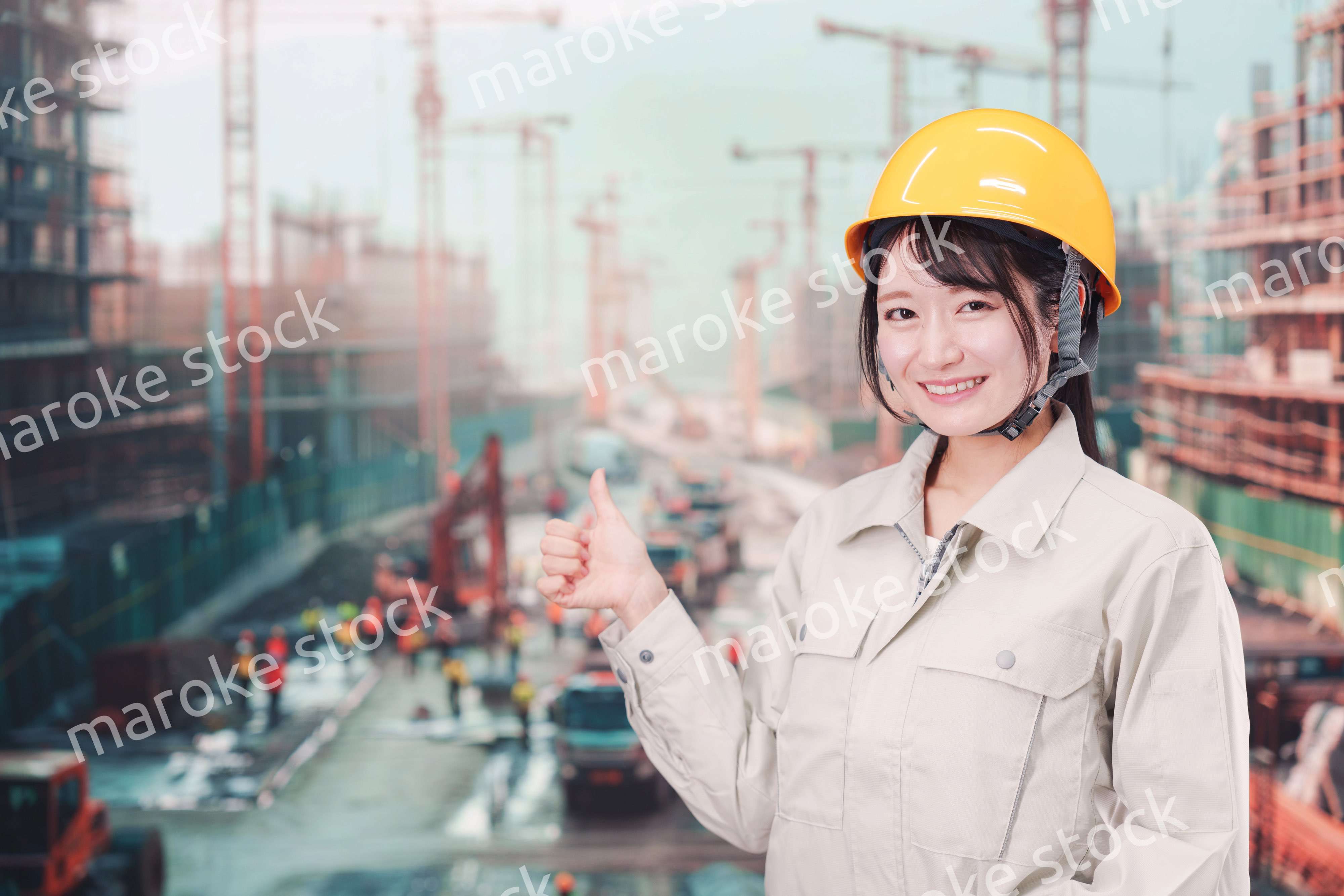 大規模な建設現場で働く若い女性