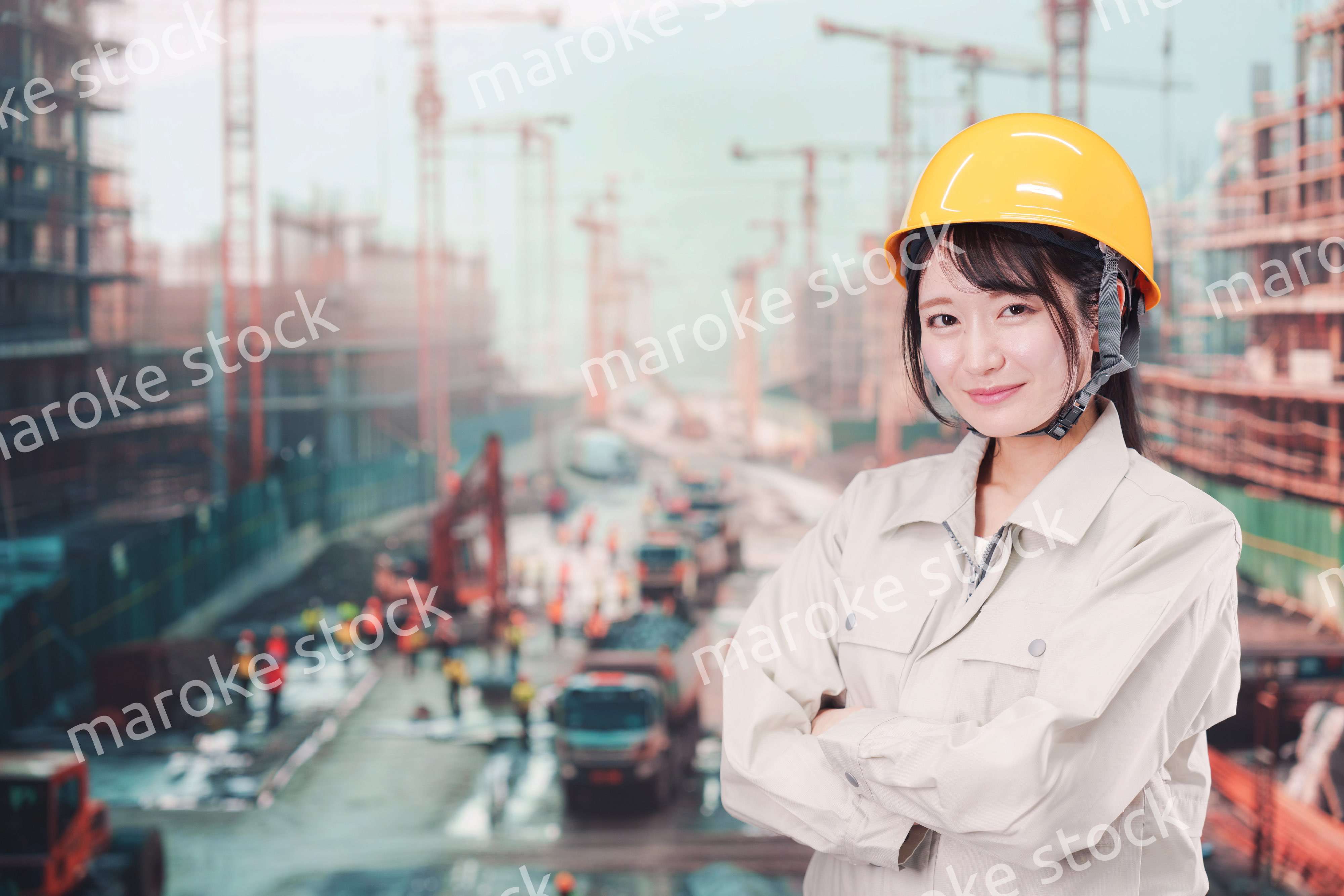 大規模な建設現場で働く若い女性